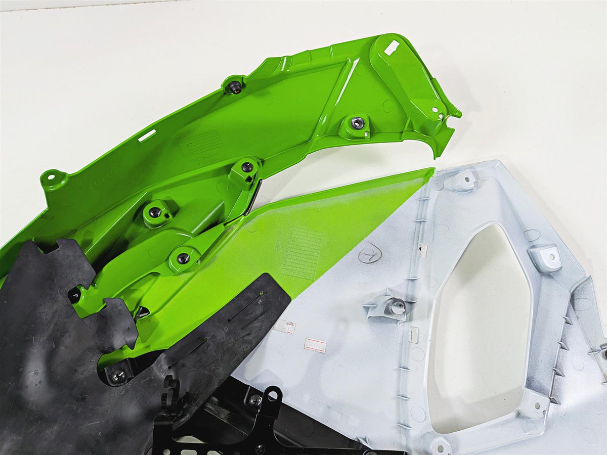 2024 Kawasaki EX500 Ninja 40th An. Right Side Main Cover Fairing 55061-5201 {{ shop.shopifyCountryName }} - Mototech271