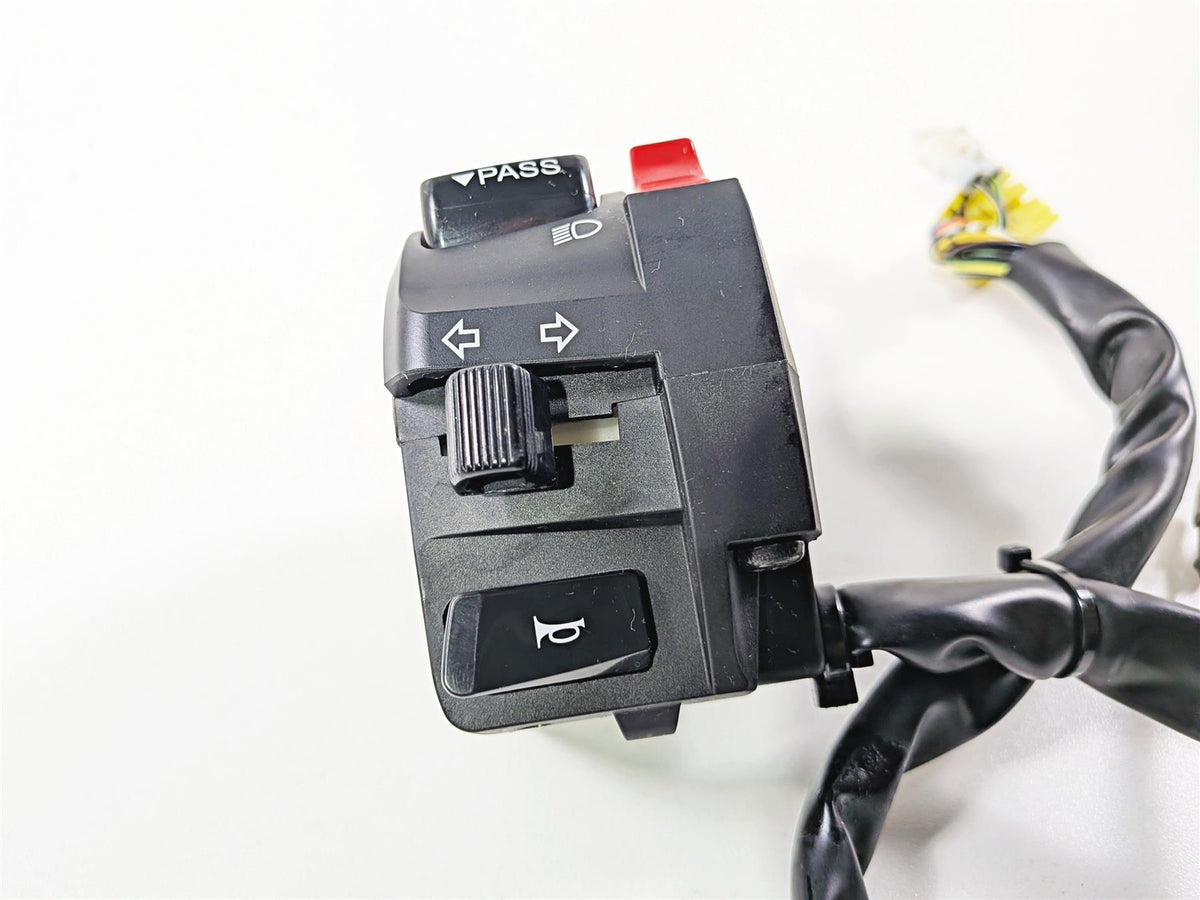 2024 Suzuki GSXR600 Left Hand Control Switch Light Blinker 37400-14J00 {{ shop.shopifyCountryName }} - Mototech271