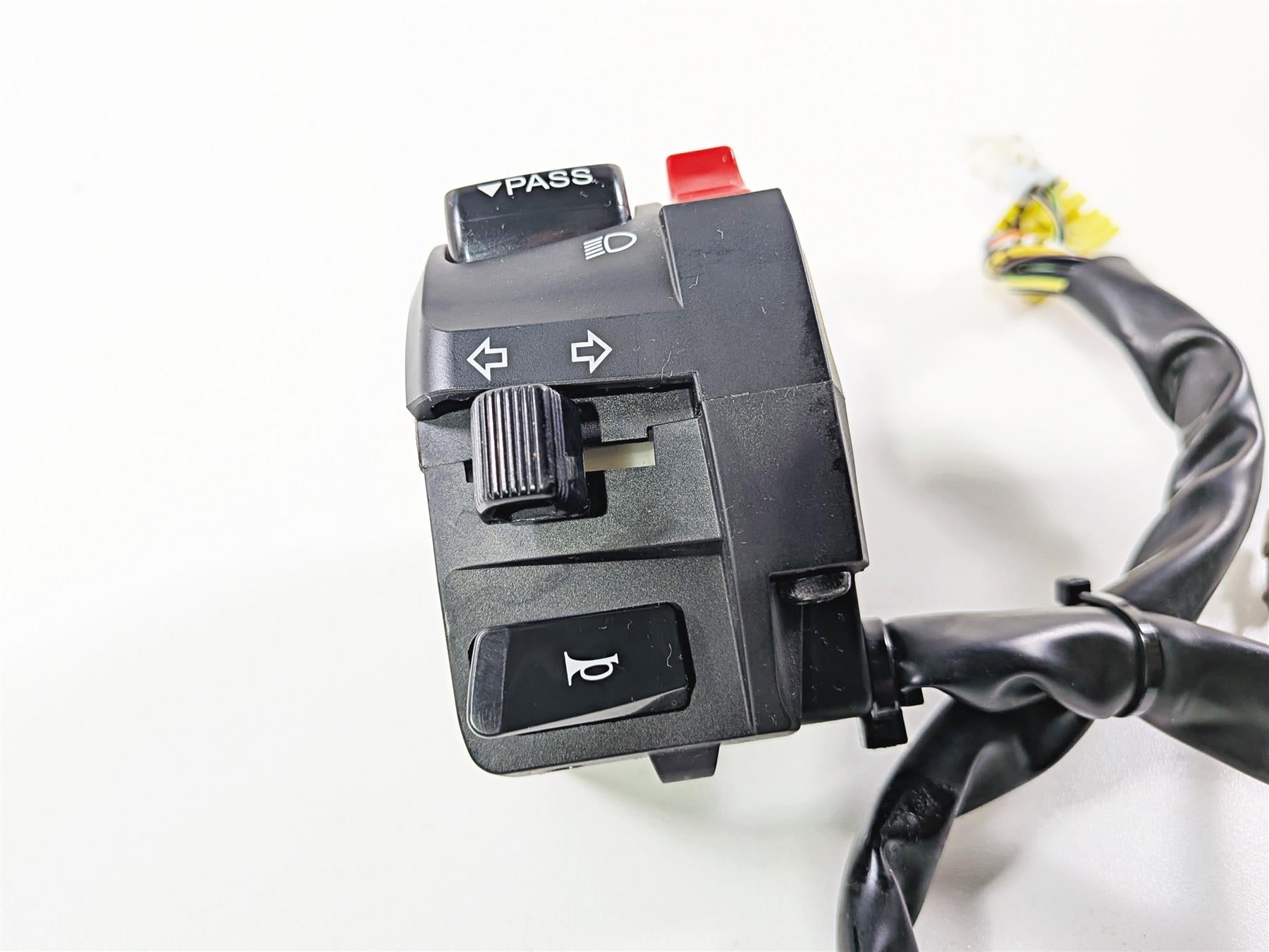 2024 Suzuki GSXR600 Left Hand Control Switch Light Blinker 37400-14J00 {{ shop.shopifyCountryName }} - Mototech271