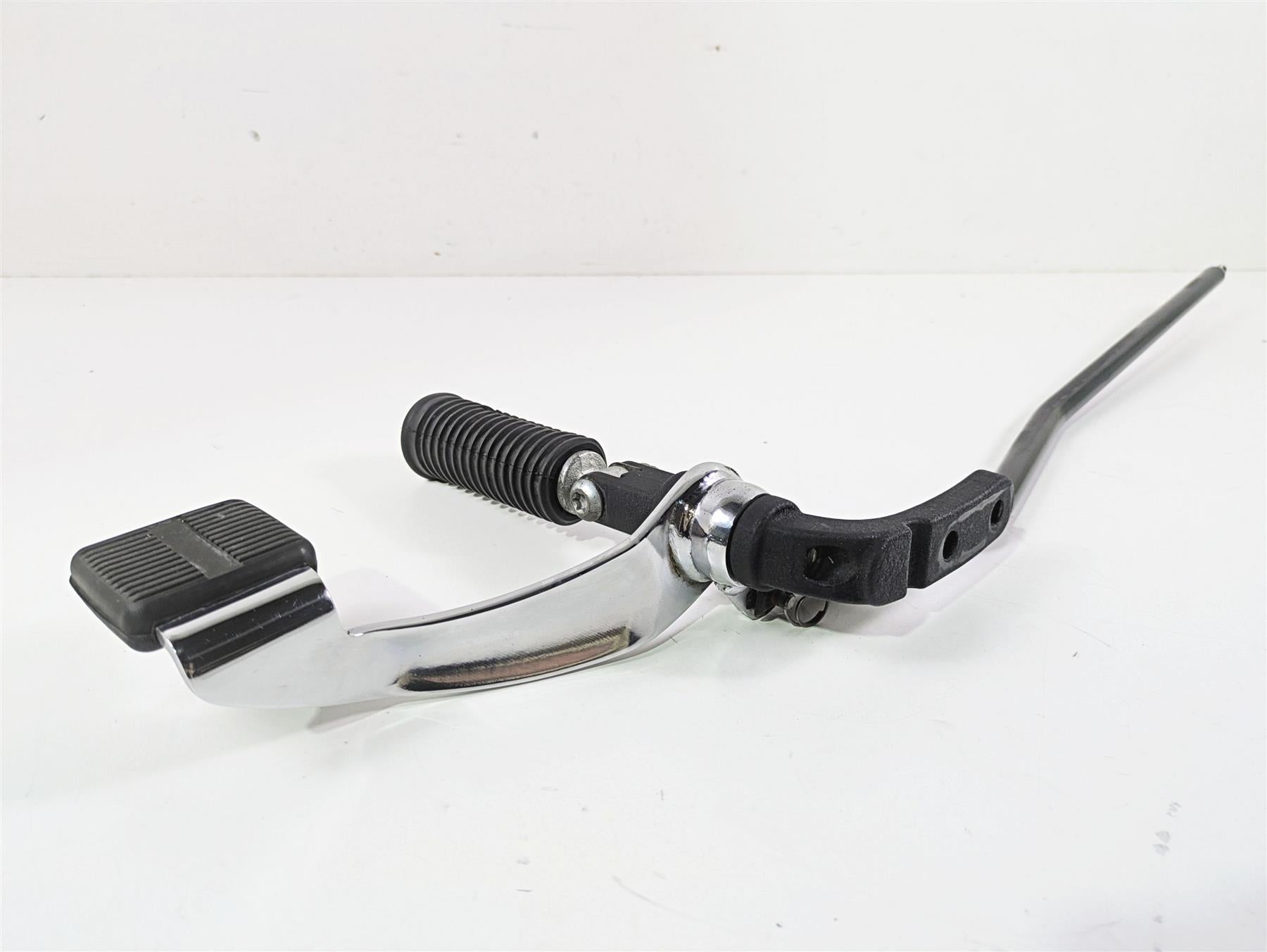 2016 Harley FXDF Dyna Fat Bob Front Right Fw Footpeg & Brake Pedal 42481-03A {{ shop.shopifyCountryName }} - Mototech271