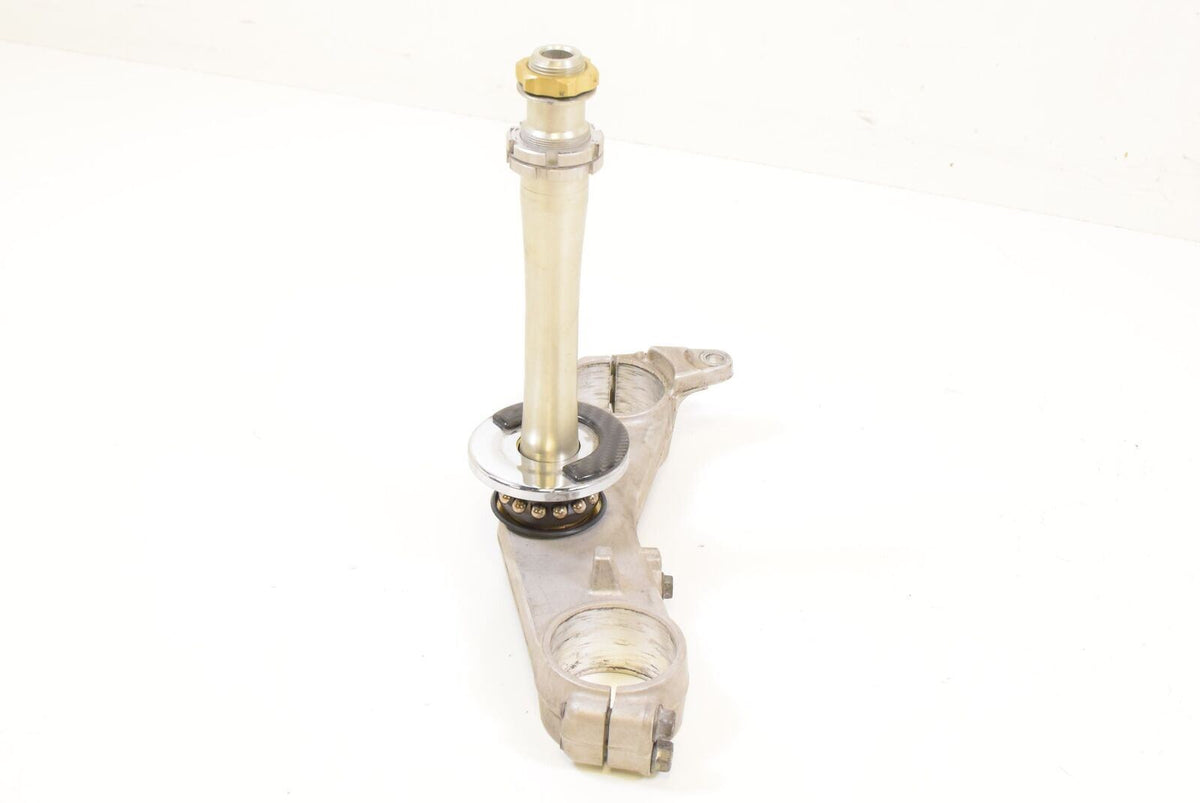 2006 Suzuki GSX1300 R Hayabusa Lower Triple Tree Steering Clamp 51410-24F30 {{ shop.shopifyCountryName }} - Mototech271