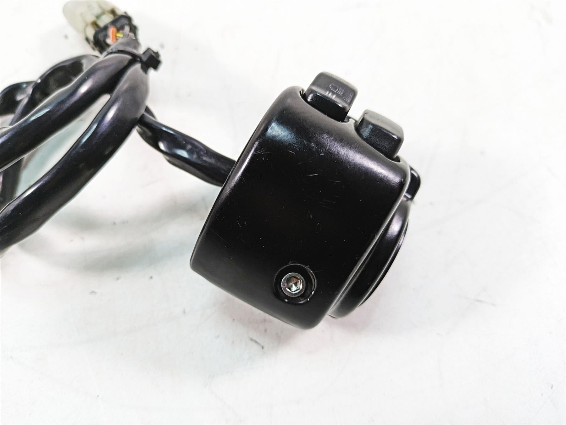2007 Harley Sportster XL1200 C Left Hand Turn Signal Control Switch 71682-06A {{ shop.shopifyCountryName }} - Mototech271