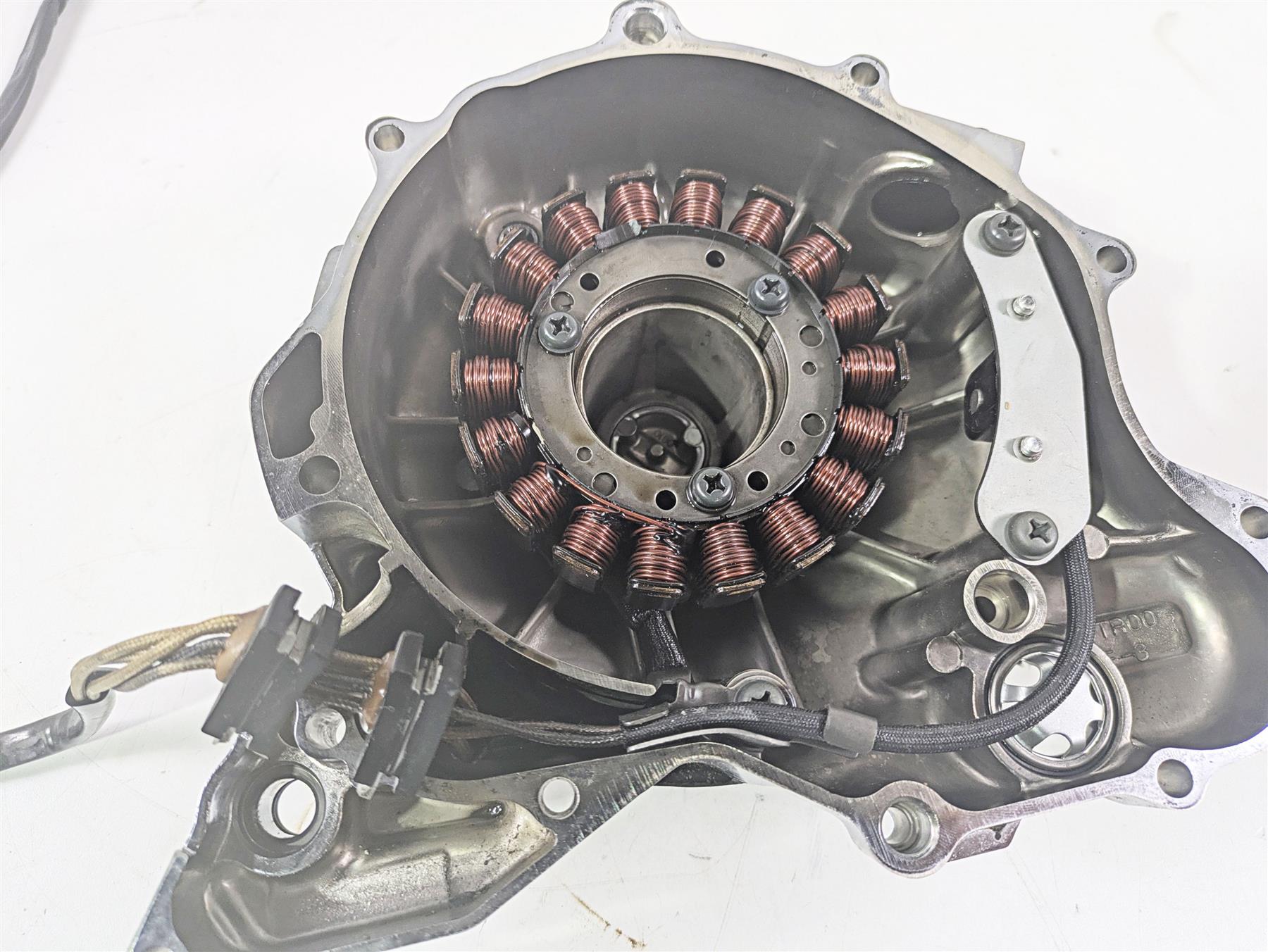 2006 Yamaha XVS650 V-Star Classic Chrome Engine Cover & Stator 4TR-15411-00-00 {{ shop.shopifyCountryName }} - Mototech271