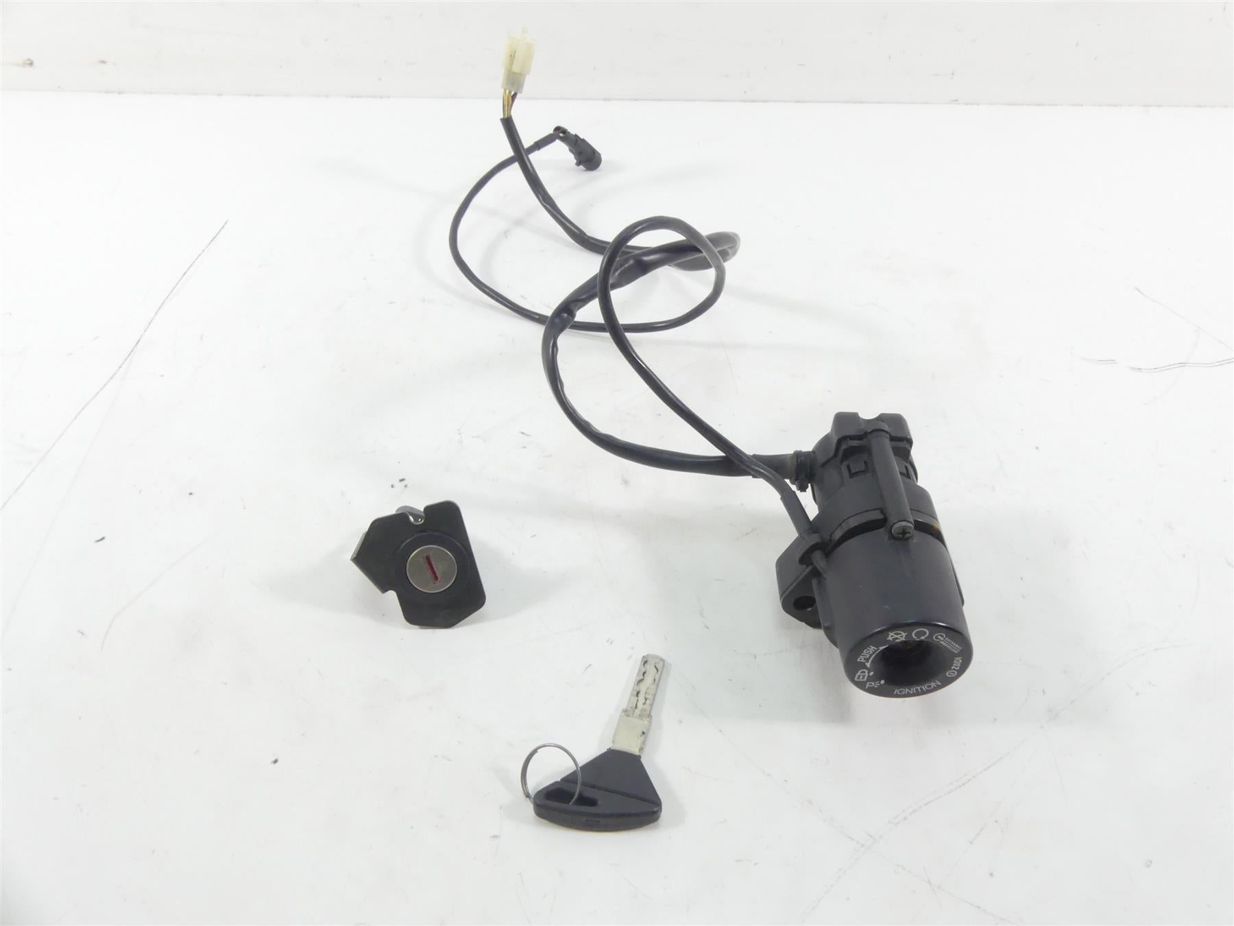 2004 Aprilia RSV1000 R Mille Ignition Switch Key Lock Set AP8127555 AP8104333 {{ shop.shopifyCountryName }} - Mototech271