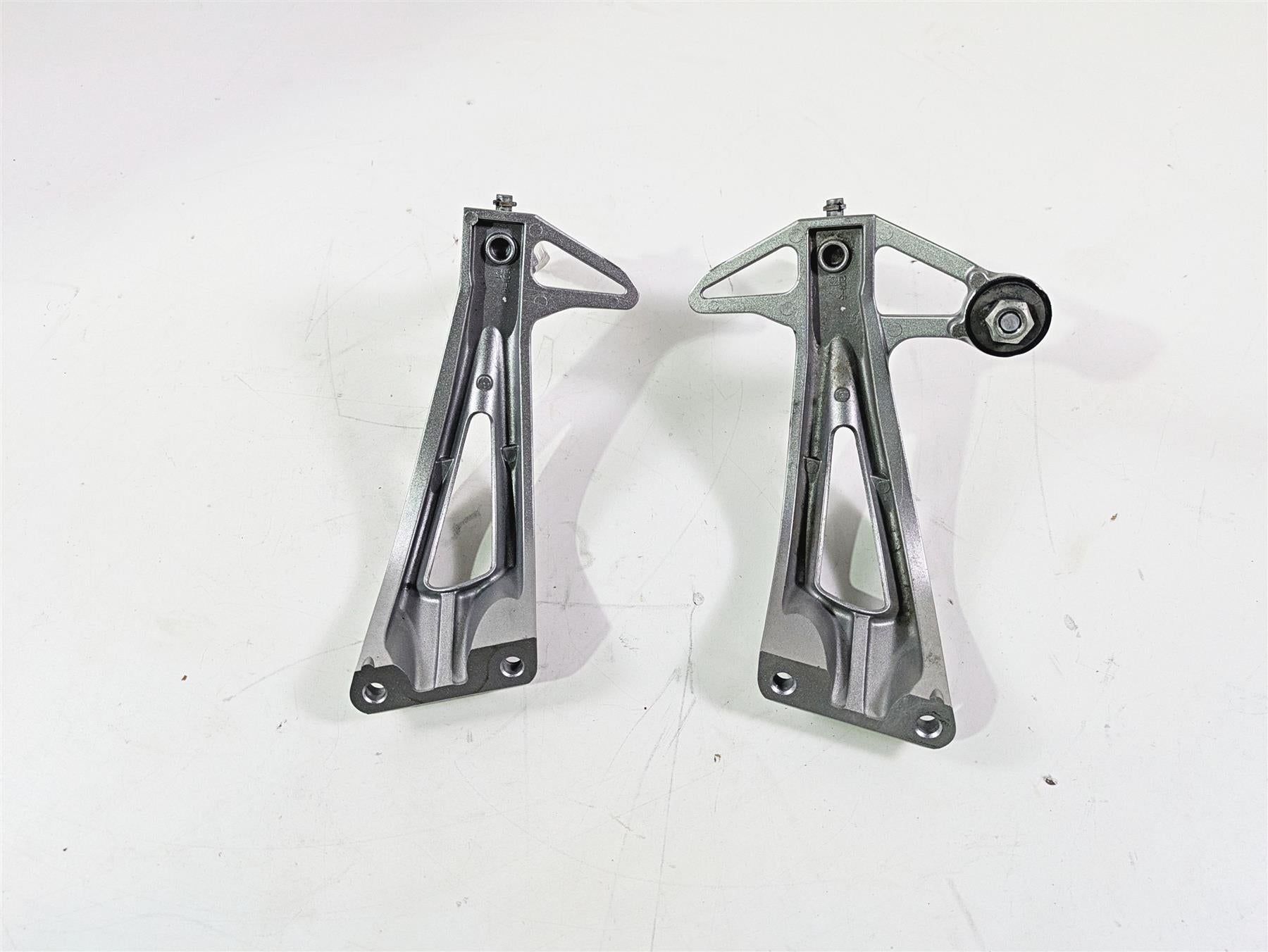 2009 Yamaha FZ1 FZS10 Fazer Rear Passenger Footpeg Set 2D1-2741L-00-00 {{ shop.shopifyCountryName }} - Mototech271