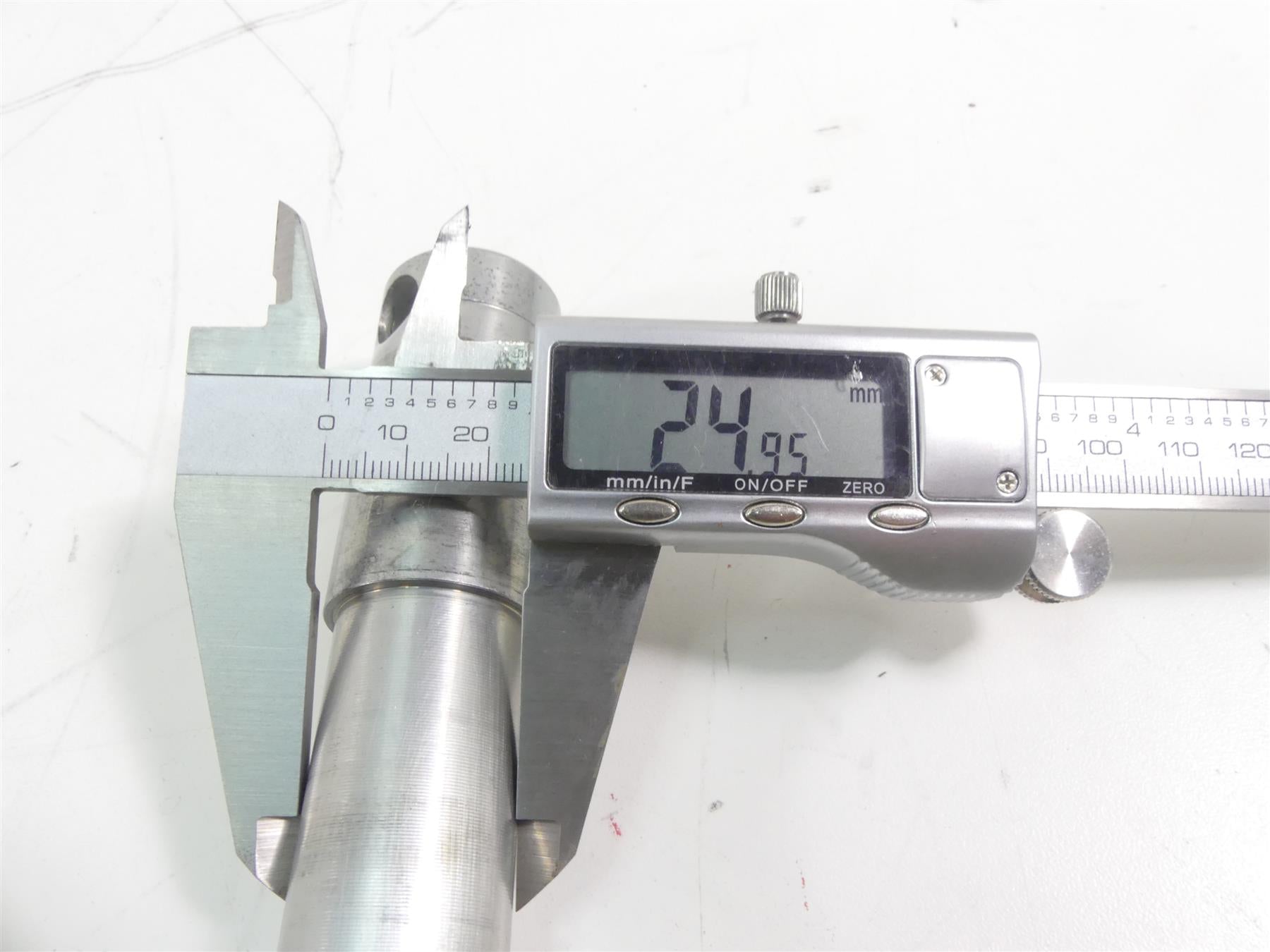 2013 Harley FXDWG Dyna Wide Glide Front 25mm Wheel Spindle Axle 41547-07A {{ shop.shopifyCountryName }} - Mototech271