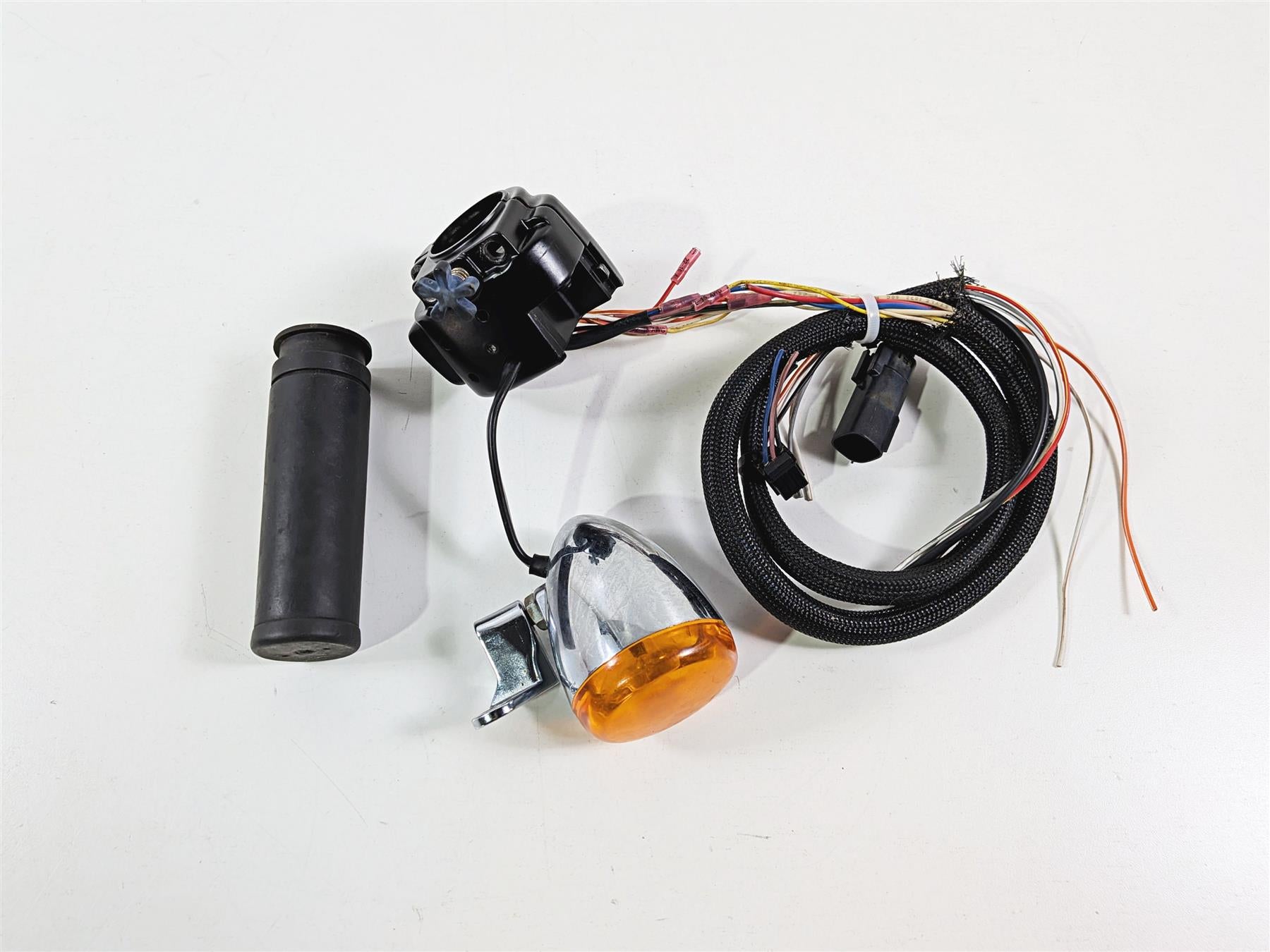2011 Harley FXDF Dyna Fat Bob Right Control Switch & Turn Signal 71684-06A {{ shop.shopifyCountryName }} - Mototech271