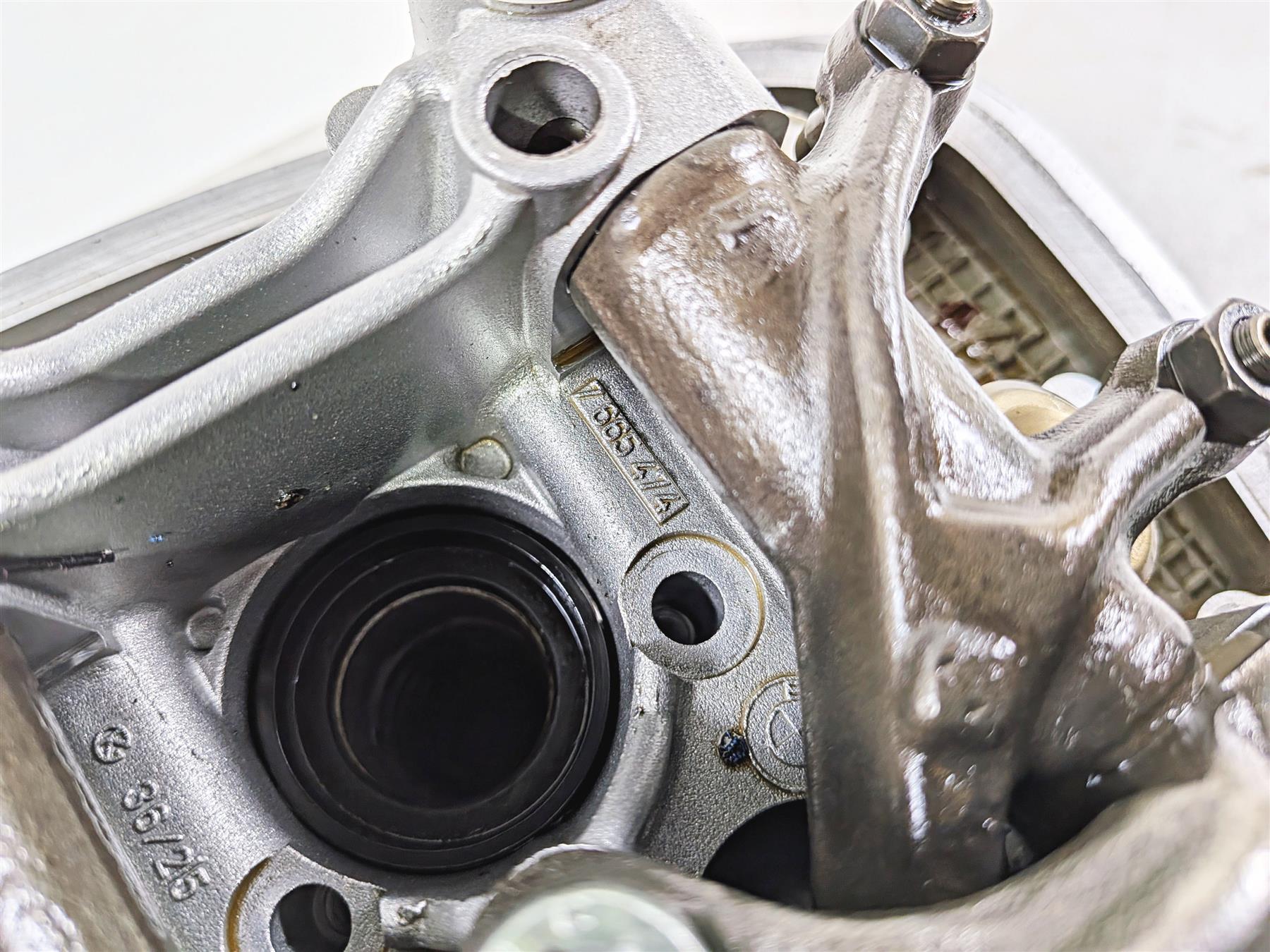 2004 BMW R1150GS R21 Right Cylinderhead Cylinder Head - Good Compression 7670534 {{ shop.shopifyCountryName }} - Mototech271