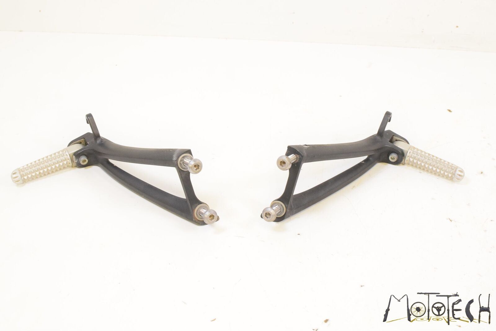 2012 Yamaha YZFR6 YZF R6 Rear Passenger Footpeg Foot Peg SET 2C0-2742L-10-00 {{ shop.shopifyCountryName }} - Mototech271