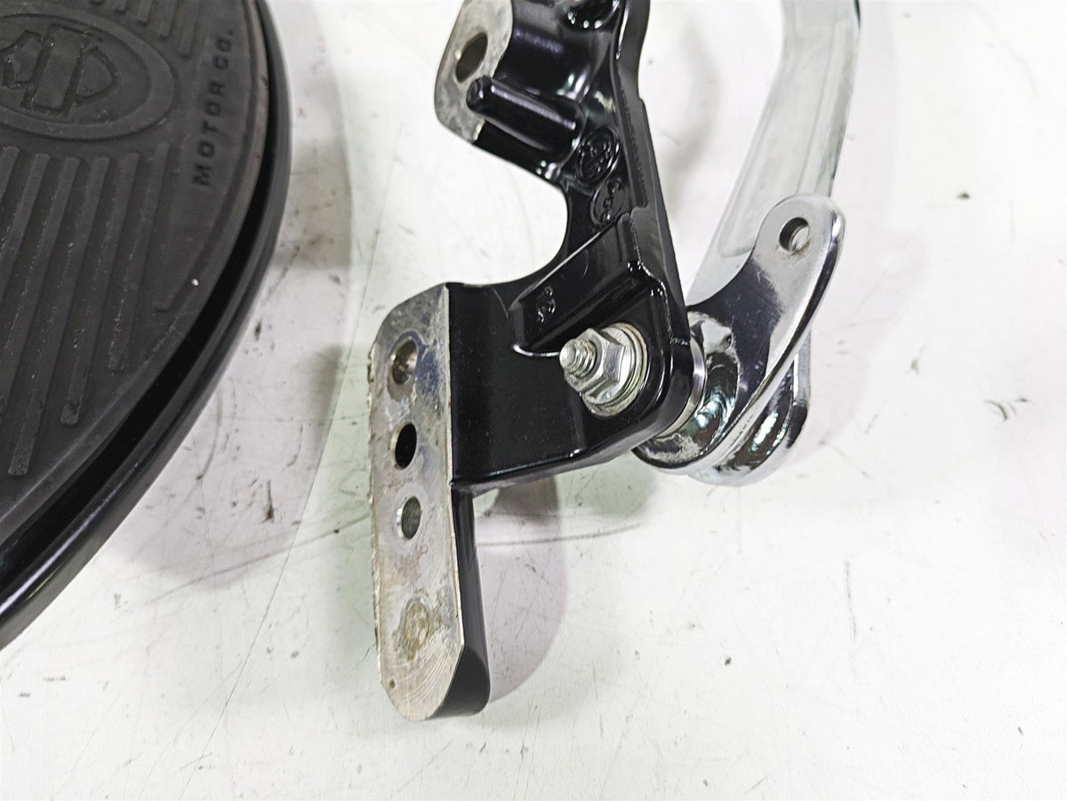 2021 Harley Softail FLSL Slim Right Floorboard & Brake Pedal 50500737 50600202 {{ shop.shopifyCountryName }} - Mototech271