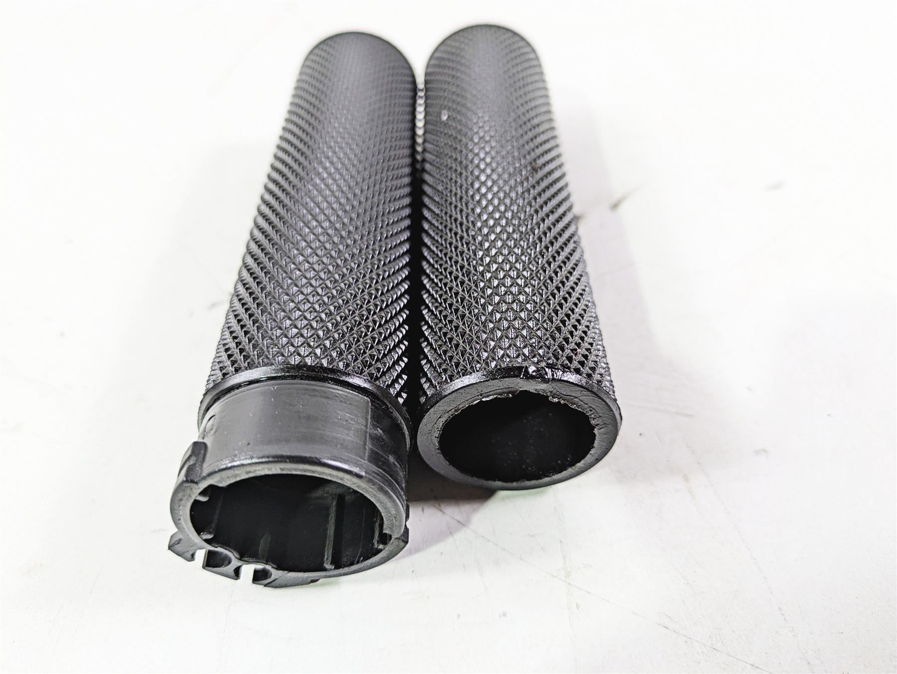 2010 Harley VRSCF Muscle Rod Arlen Ness Hand Grip Set {{ shop.shopifyCountryName }} - Mototech271