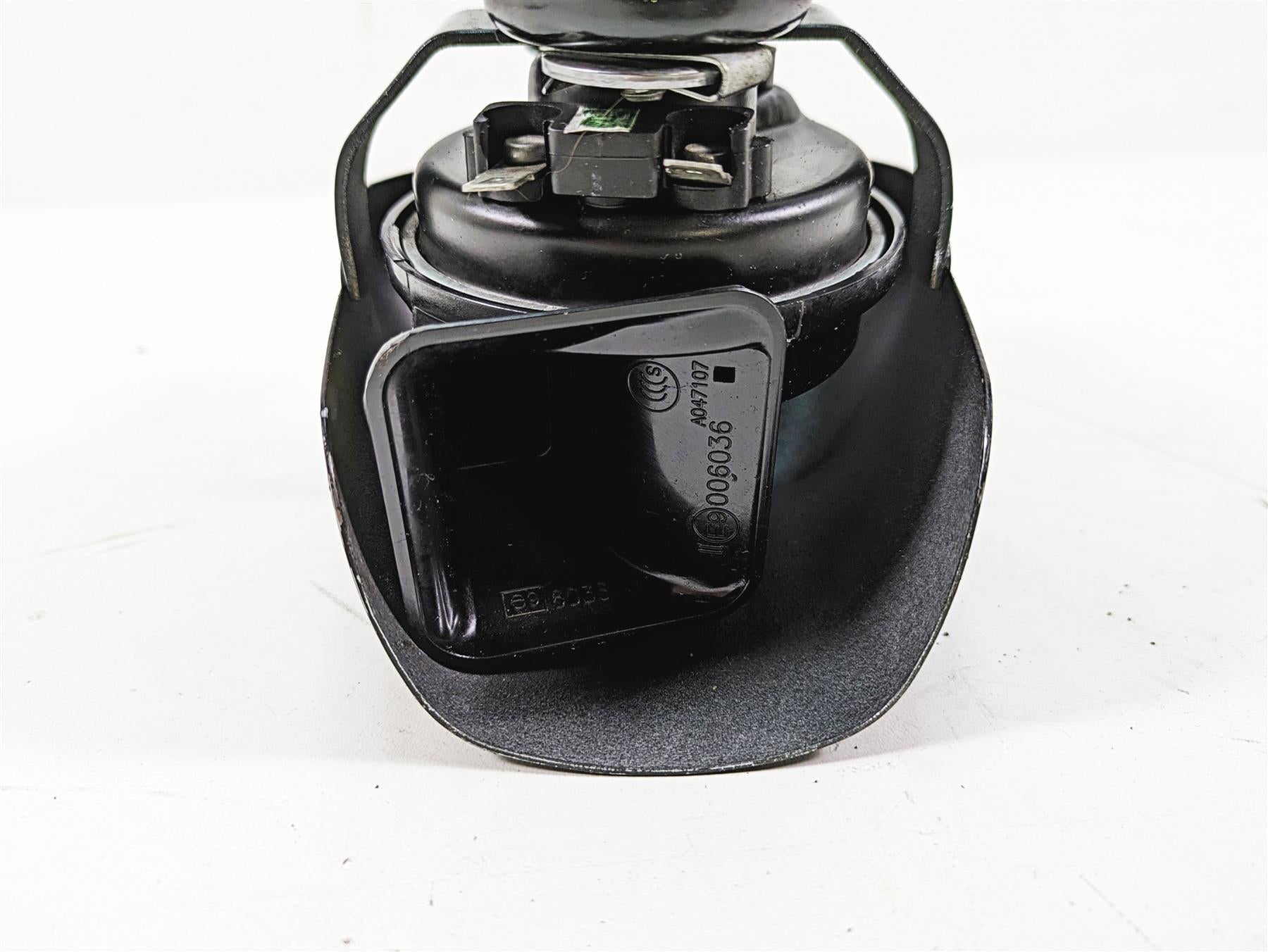 2019 Harley Touring FLHX Street Glide Horn & Cover H 69060-90H C 61300523A {{ shop.shopifyCountryName }} - Mototech271