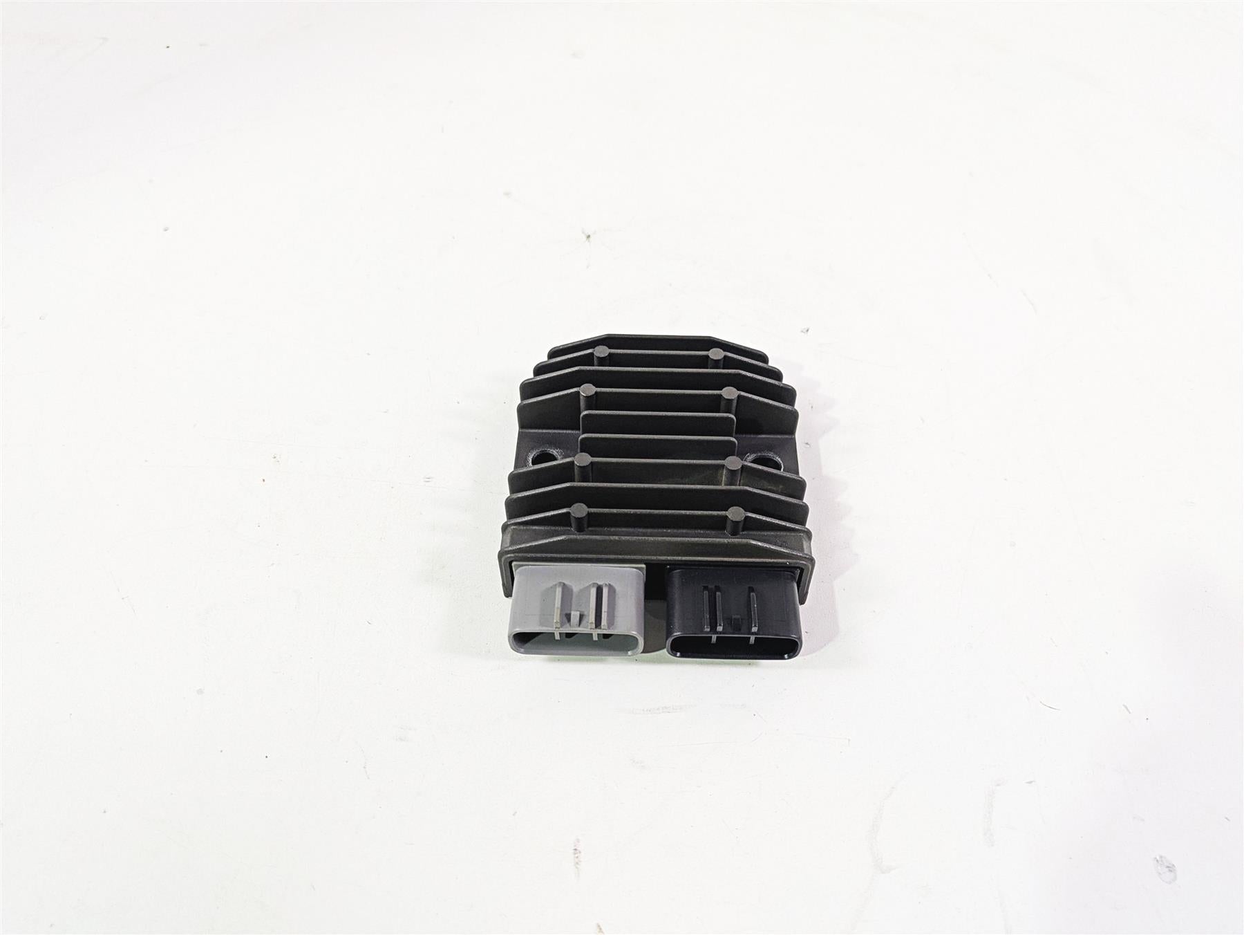 2009 Yamaha FZ1 FZS10 Fazer Rectifier Voltage Regulator FH012AA 1D7-81960-01-00 {{ shop.shopifyCountryName }} - Mototech271