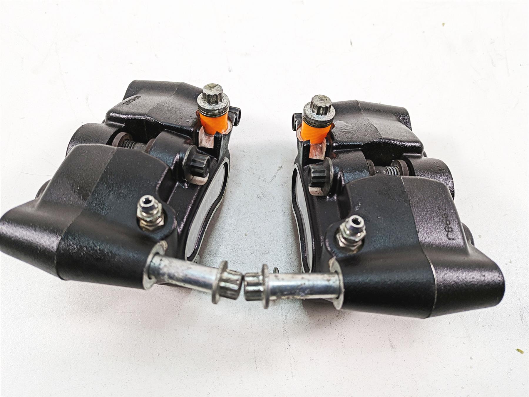 2009 Harley FXDF Dyna Fat Bob Front Brake Caliper Set 44046-08 44487-08 {{ shop.shopifyCountryName }} - Mototech271