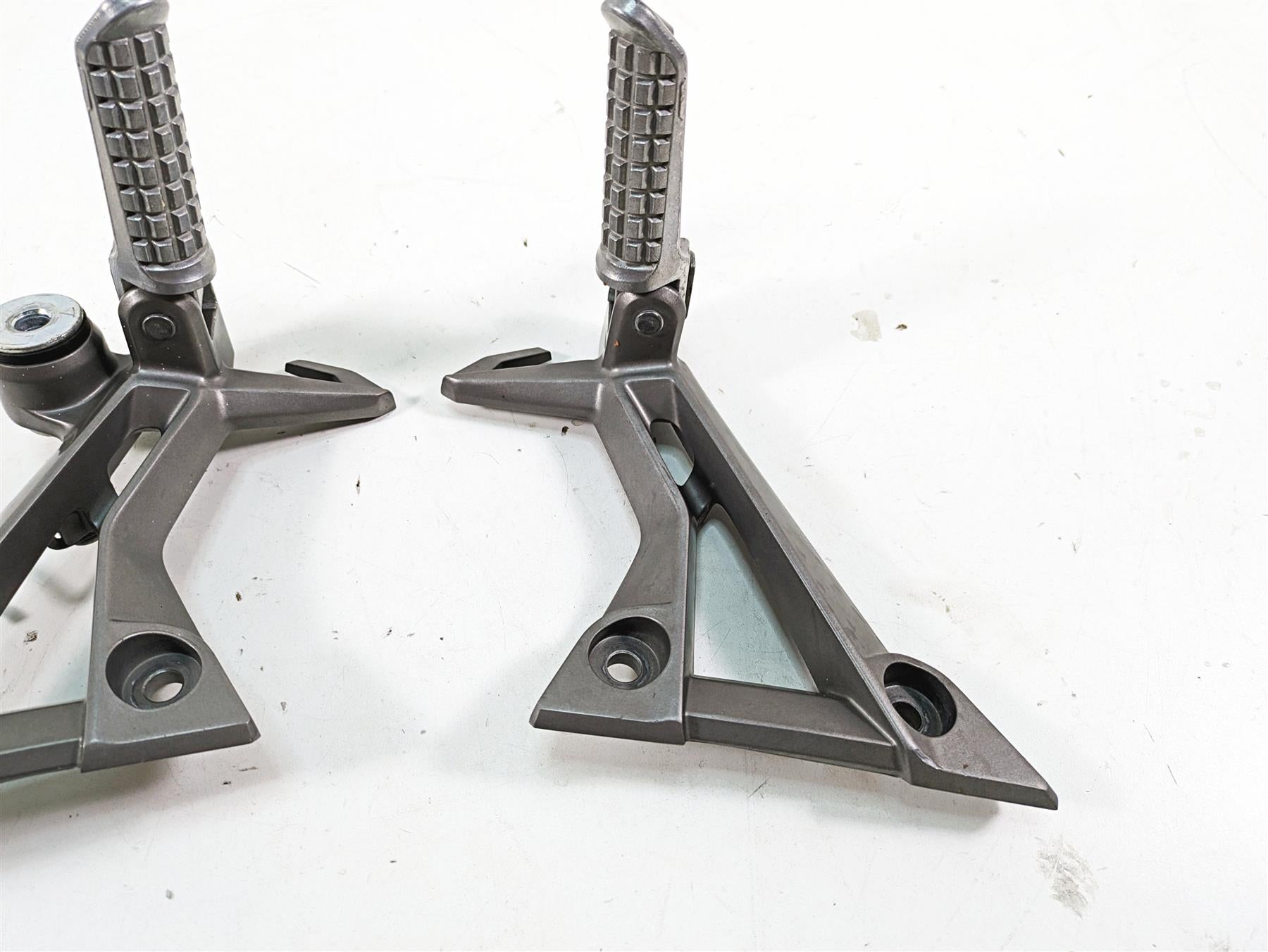 2016 Kawasaki Ninja EX300 Rear Passenger Footpeg Foot Pegs 35063-1271 35063-1272 {{ shop.shopifyCountryName }} - Mototech271