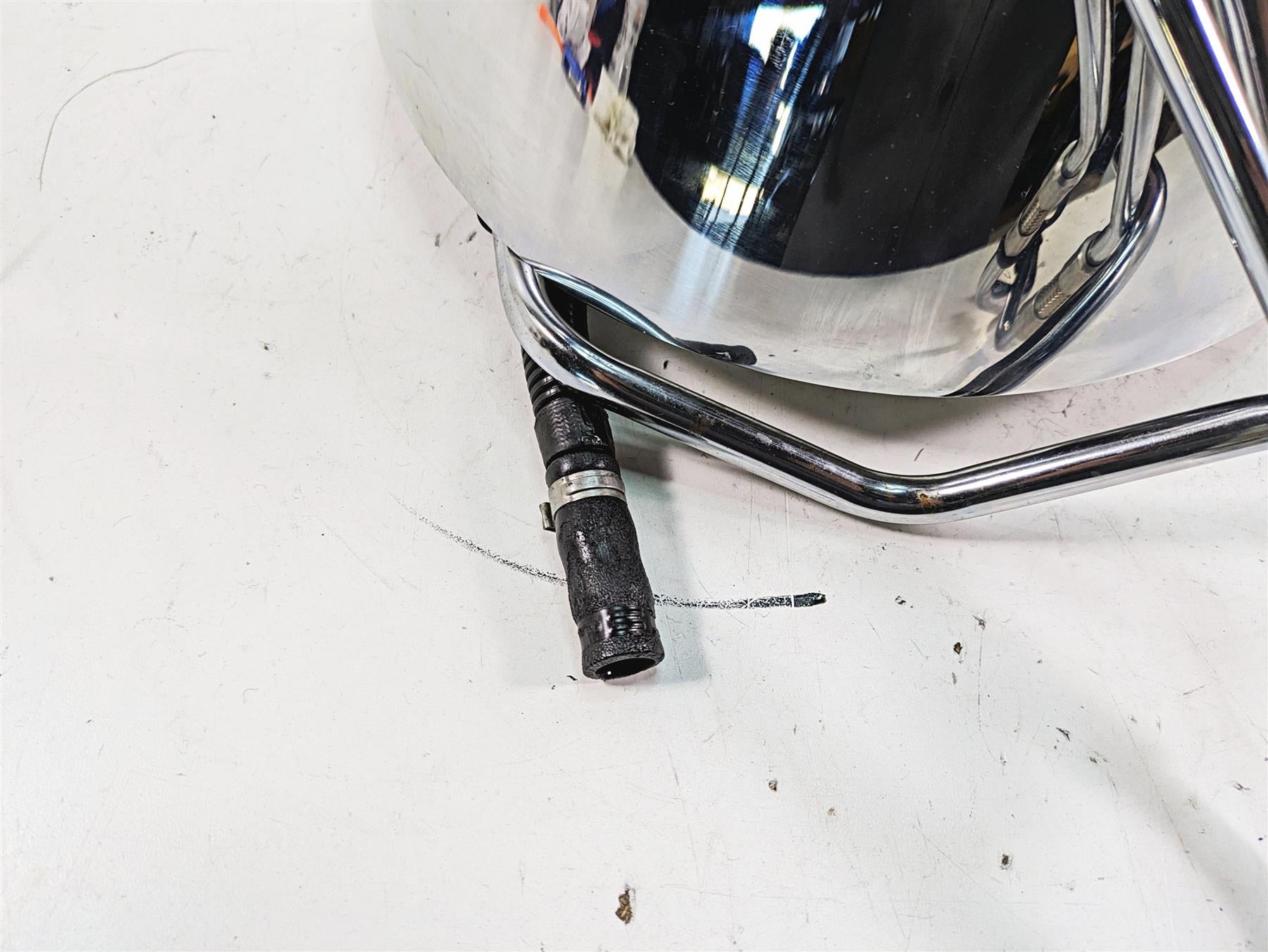 2006 Harley Softail FXSTSI Springer Chrome Oil Tank Reservoir 62498-00A {{ shop.shopifyCountryName }} - Mototech271