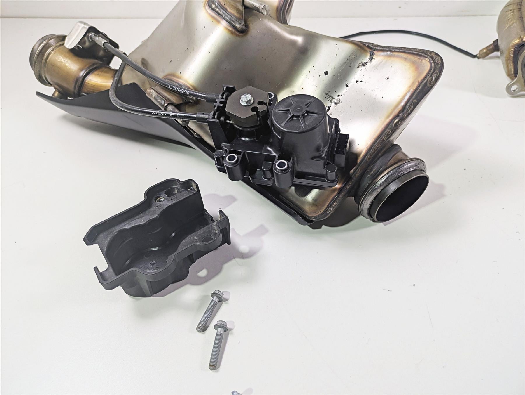 2017 KTM 1290 Super Duke GT Exhaust Chamber Header & Servo Set 61405050000 {{ shop.shopifyCountryName }} - Mototech271