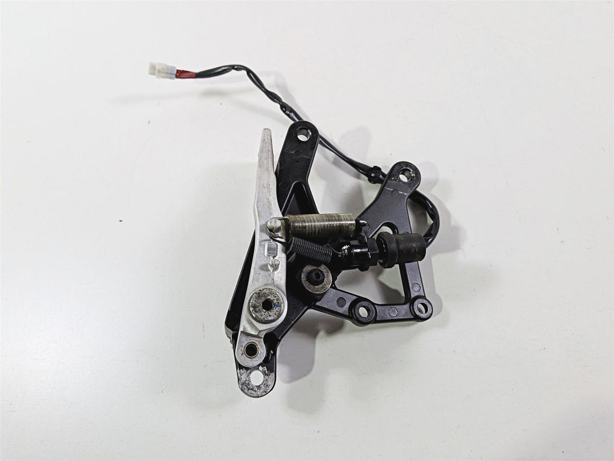 2024 Yamaha YZF R1 RN65 Front Right Peg Mount & Brake Pedal Read 2CR-27443-00-00 {{ shop.shopifyCountryName }} - Mototech271