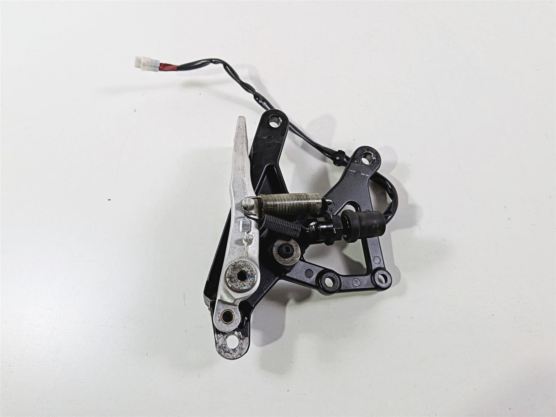 2024 Yamaha YZF R1 RN65 Front Right Peg Mount & Brake Pedal Read 2CR-27443-00-00 {{ shop.shopifyCountryName }} - Mototech271