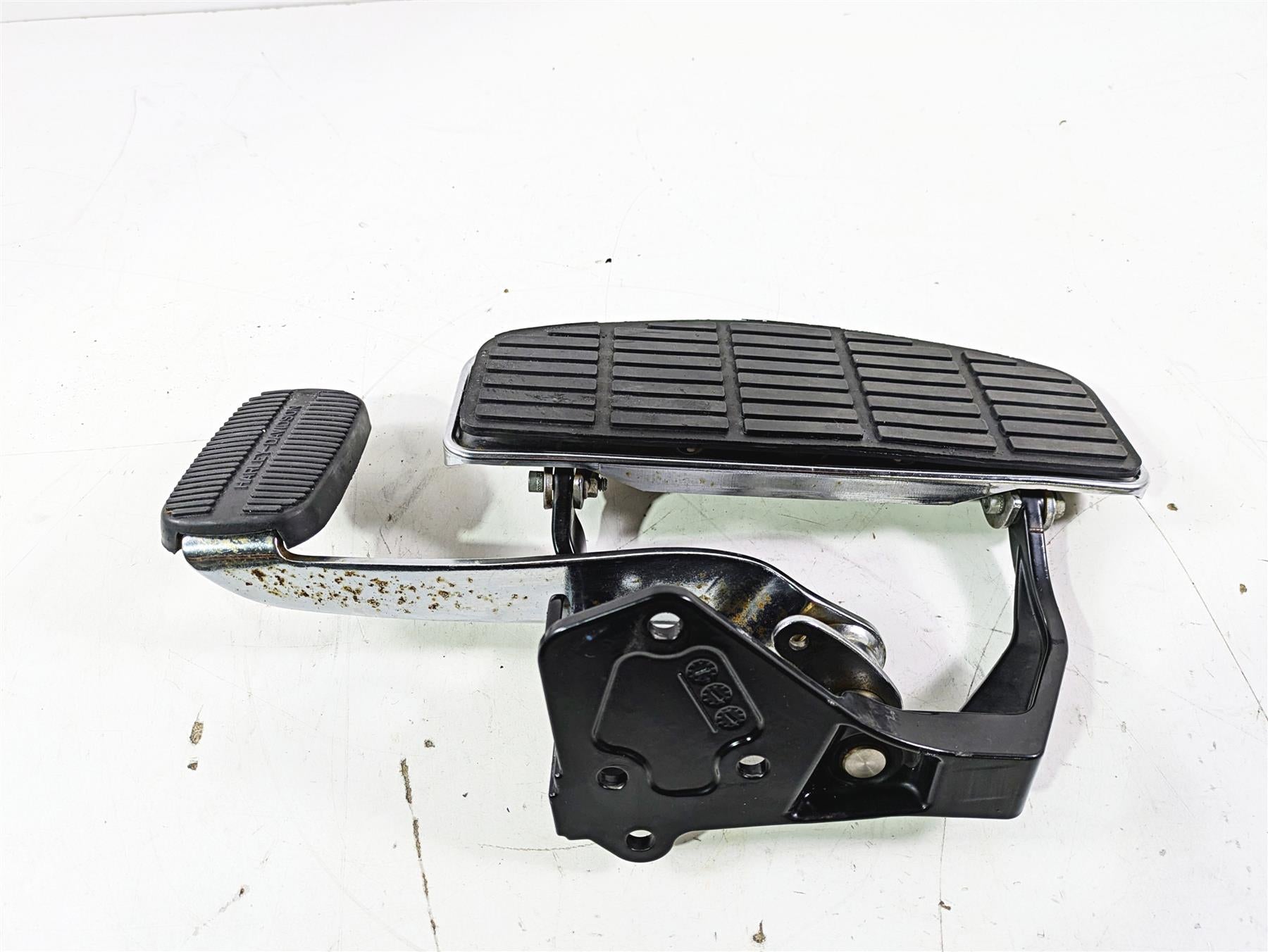 2005 Harley Softail FLSTSCI Heritage Springer Right Floorboard & Brake 50600026 {{ shop.shopifyCountryName }} - Mototech271