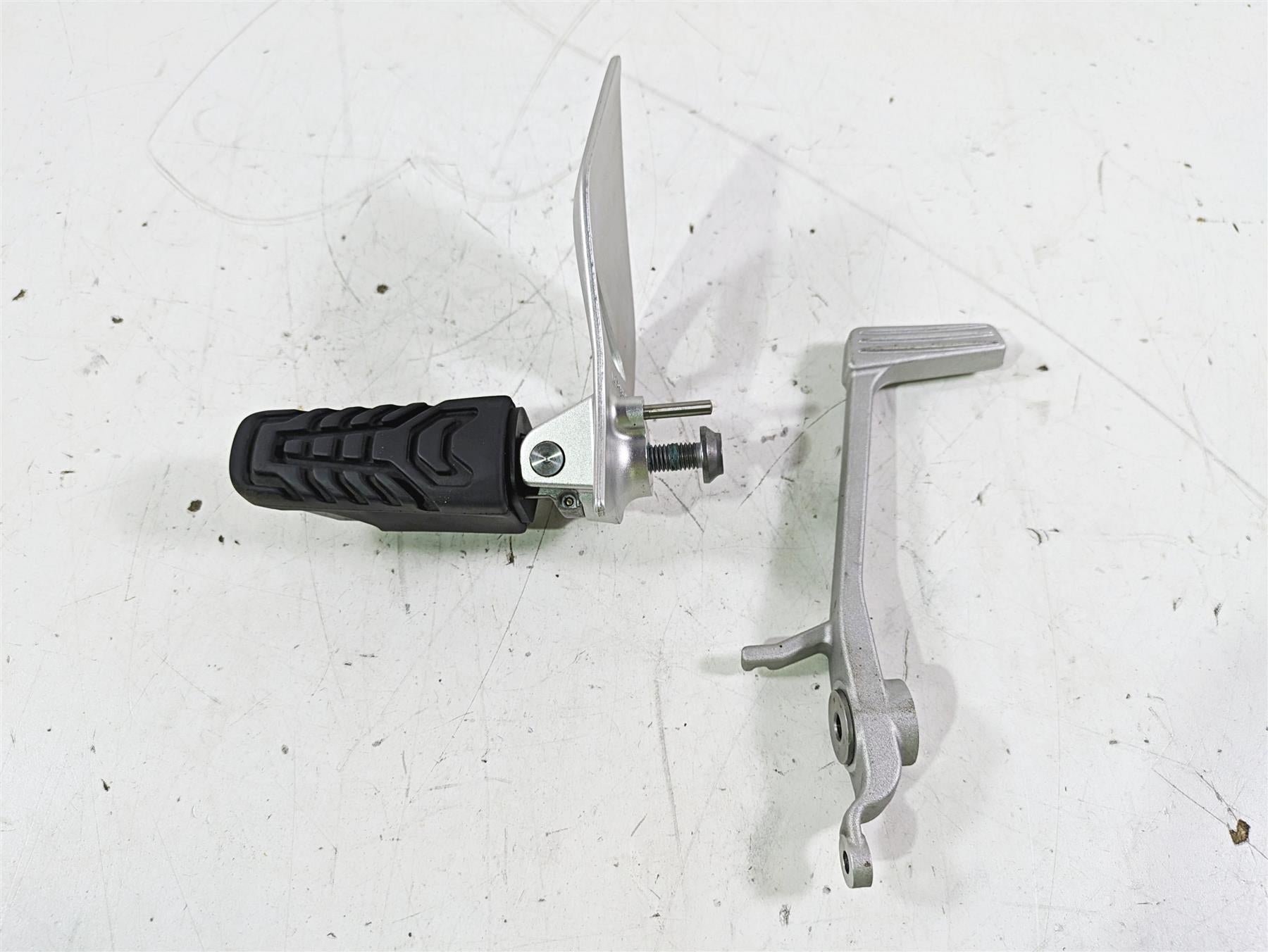 2014 BMW R1200 RT RTW K52 Right Left Footpeg & Brake Pedal 46718535642 {{ shop.shopifyCountryName }} - Mototech271