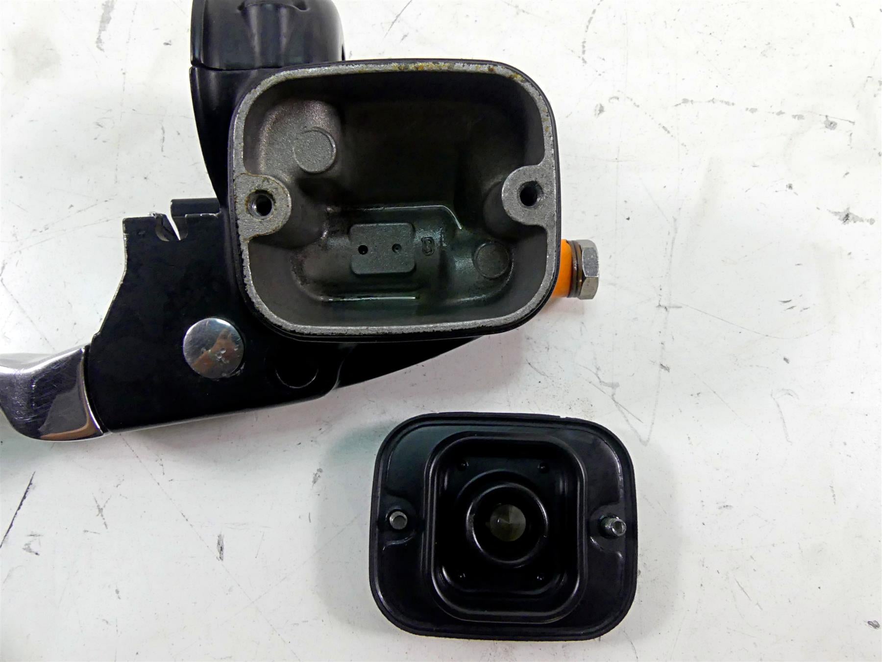 2002 Harley Touring FLHTC Electra Glide Front Brake Master Cylinder 41700737 {{ shop.shopifyCountryName }} - Mototech271