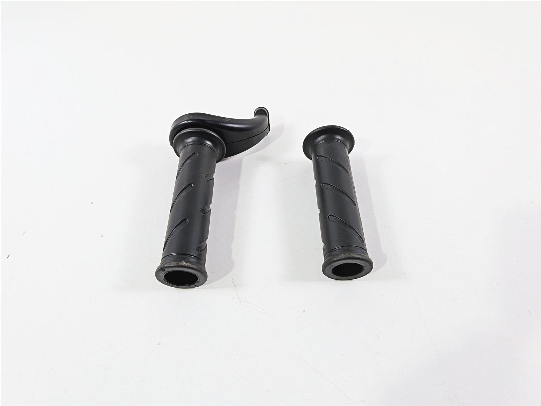 2011 Ducati Streetfighter 1098 S Throttle Handle & Grip Set 65420161A {{ shop.shopifyCountryName }} - Mototech271