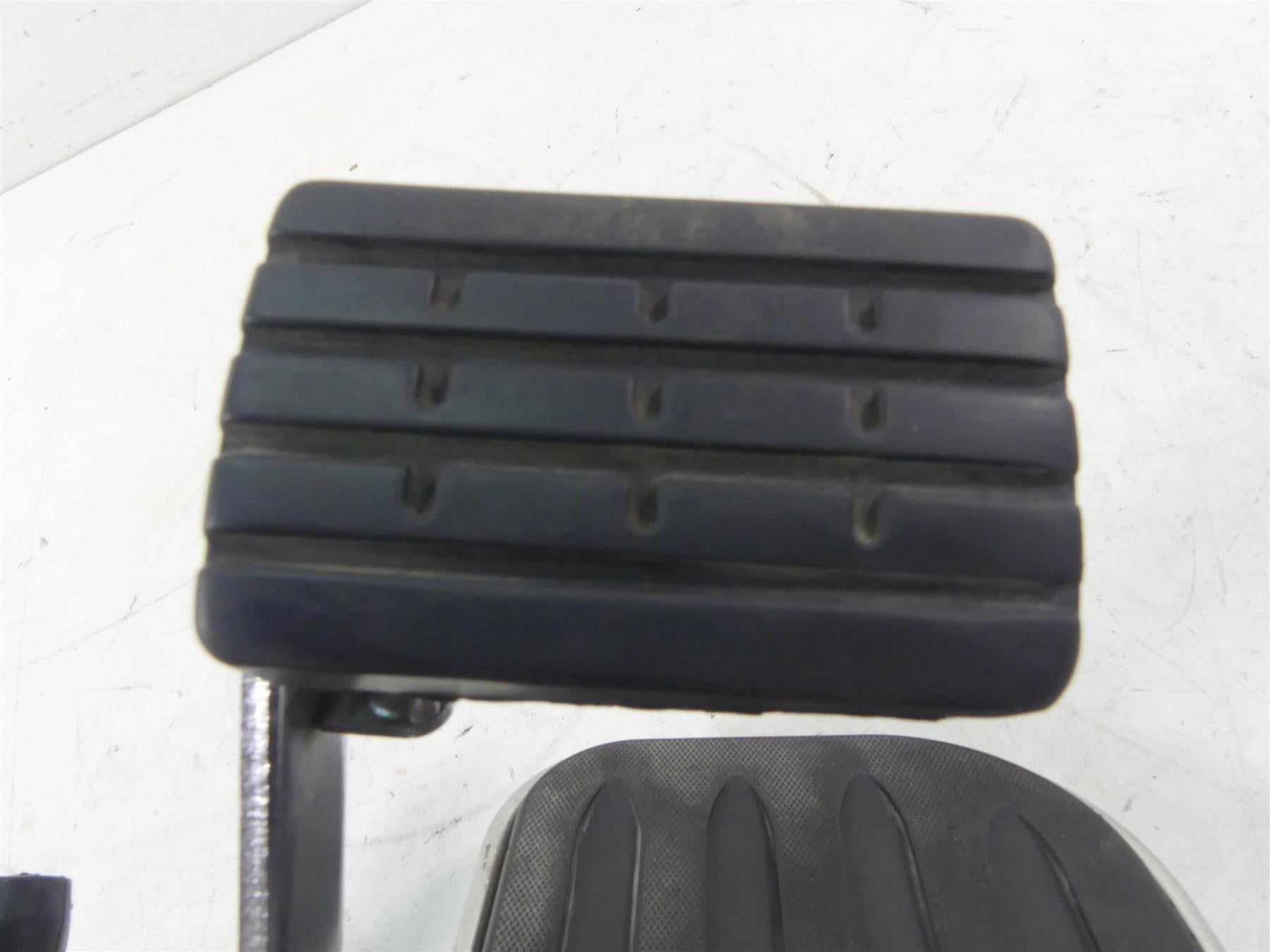 2002 Yamaha XVS1100 V-Star Right Footboard + Brake Pedal Set 5KS-27420-00-00 {{ shop.shopifyCountryName }} - Mototech271