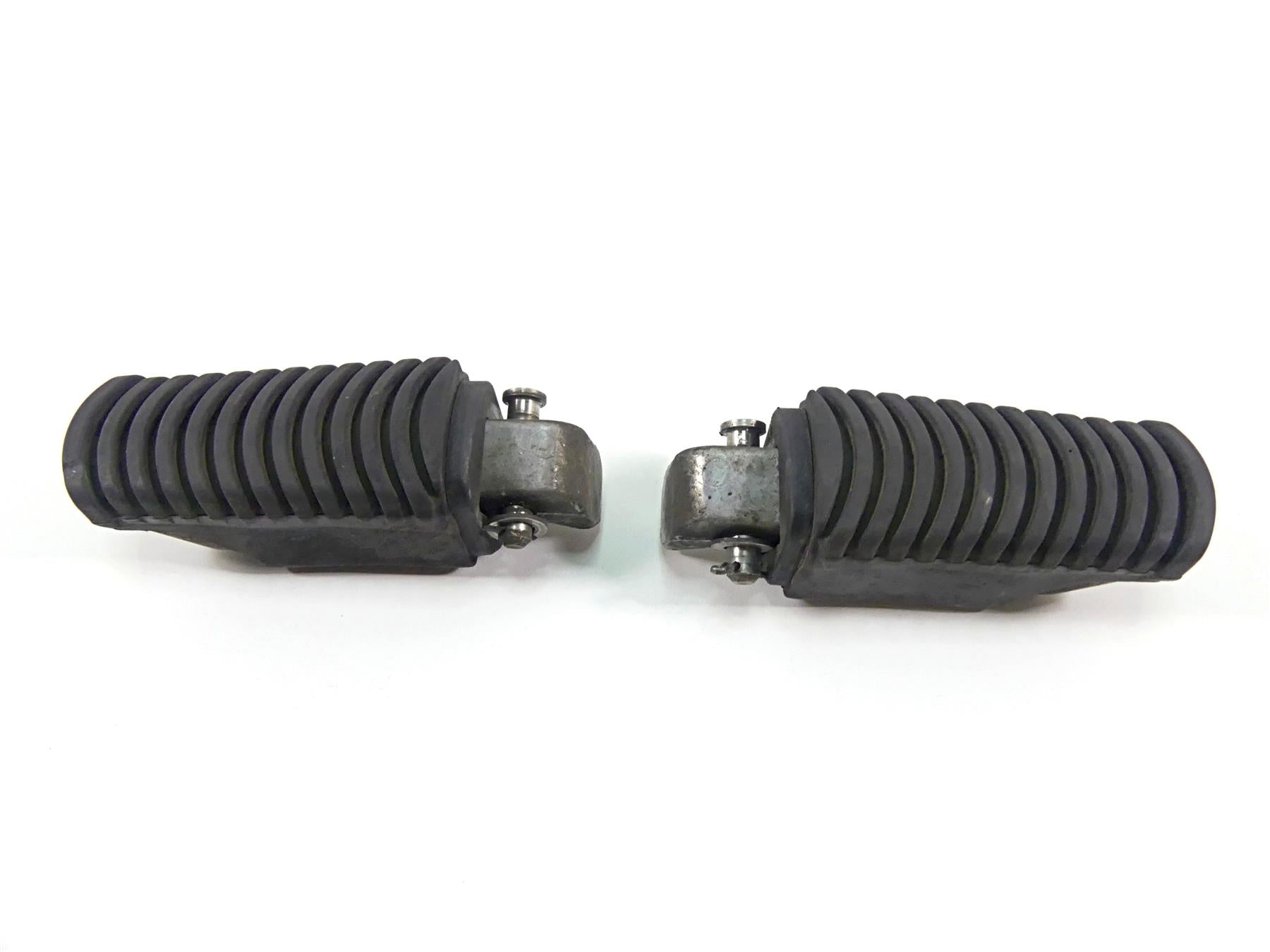 2013 BMW F800GS STD K72 Rear Passenger Footpeg Set 46717705653 46717705654 {{ shop.shopifyCountryName }} - Mototech271