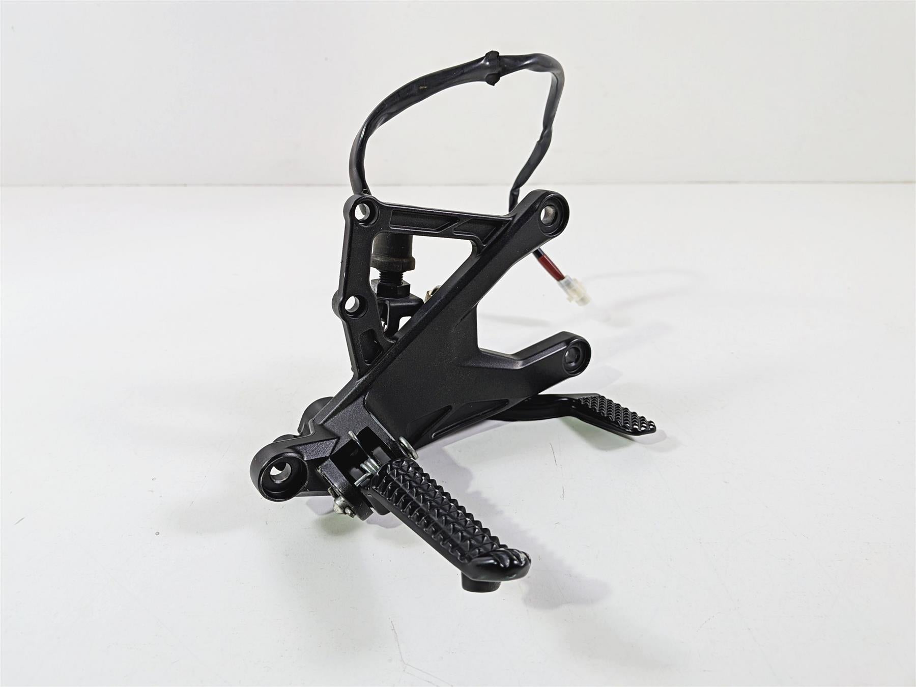 2016 Yamaha YZF R1 RN32 Front Right Foot Peg & Brake Pedal 2CR-27443-00-00 {{ shop.shopifyCountryName }} - Mototech271