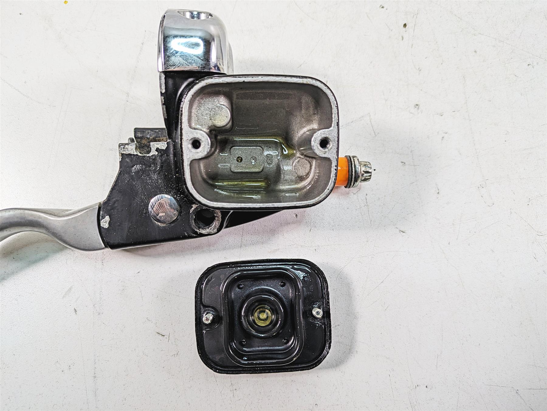 1999 Harley Touring FLHTC Electra Glide Front Brake Master Cylinder 11/ 41700737 {{ shop.shopifyCountryName }} - Mototech271