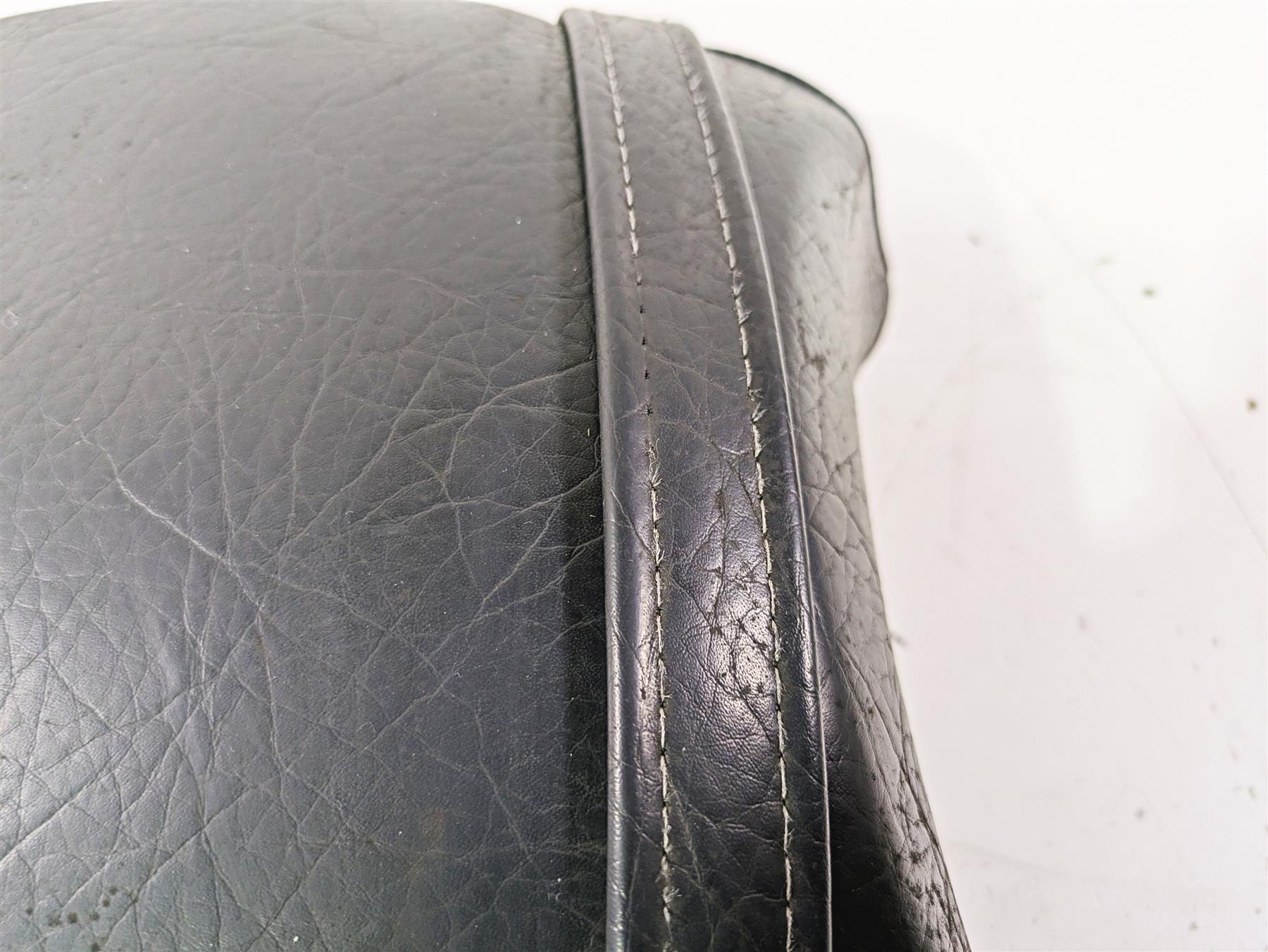 2004 Victory Kingpin Rear Passenger Pillion Seat Saddle + Mount 2683257 {{ shop.shopifyCountryName }} - Mototech271