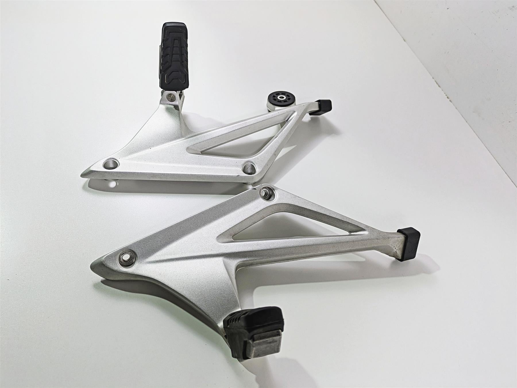 2019 BMW R1250RT K52 Rear Passenger Footpeg Set 46718534789 46718534790 {{ shop.shopifyCountryName }} - Mototech271