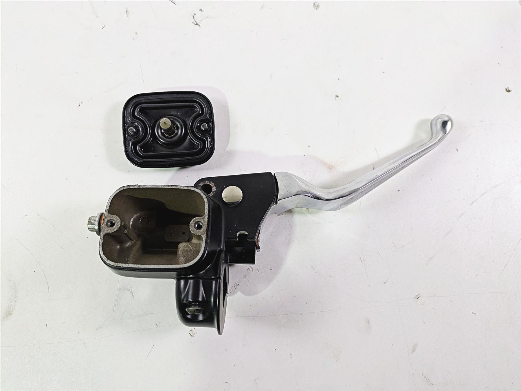 2015 Harley FXDF Dyna Fat Bob Front Brake Master Cylinder 11/16" 45170-08F {{ shop.shopifyCountryName }} - Mototech271