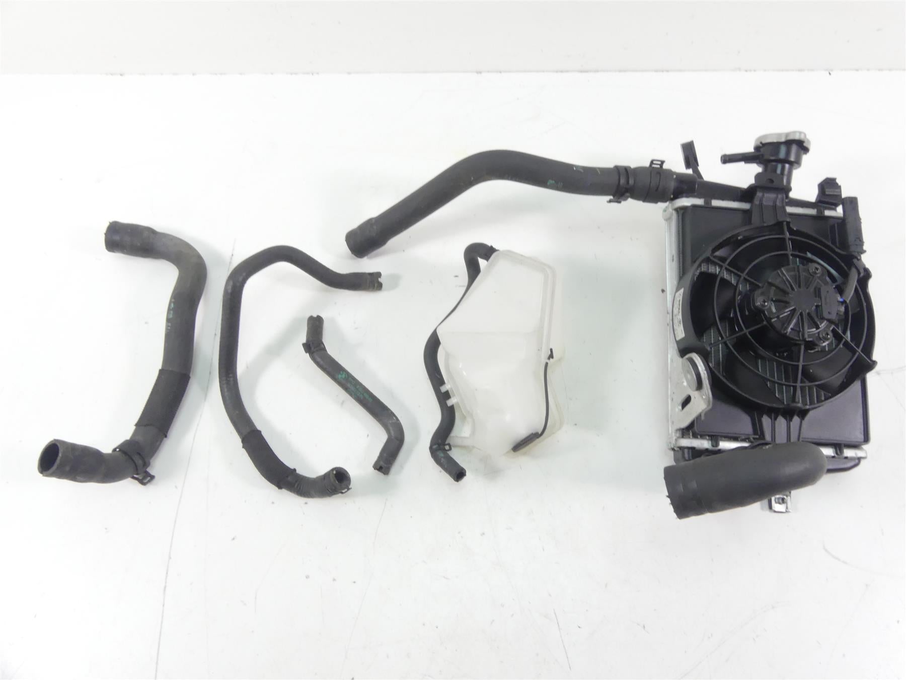 2017 BMW R1200RT K52 Right Radiator Fan Hoses Reservoir 17118546416