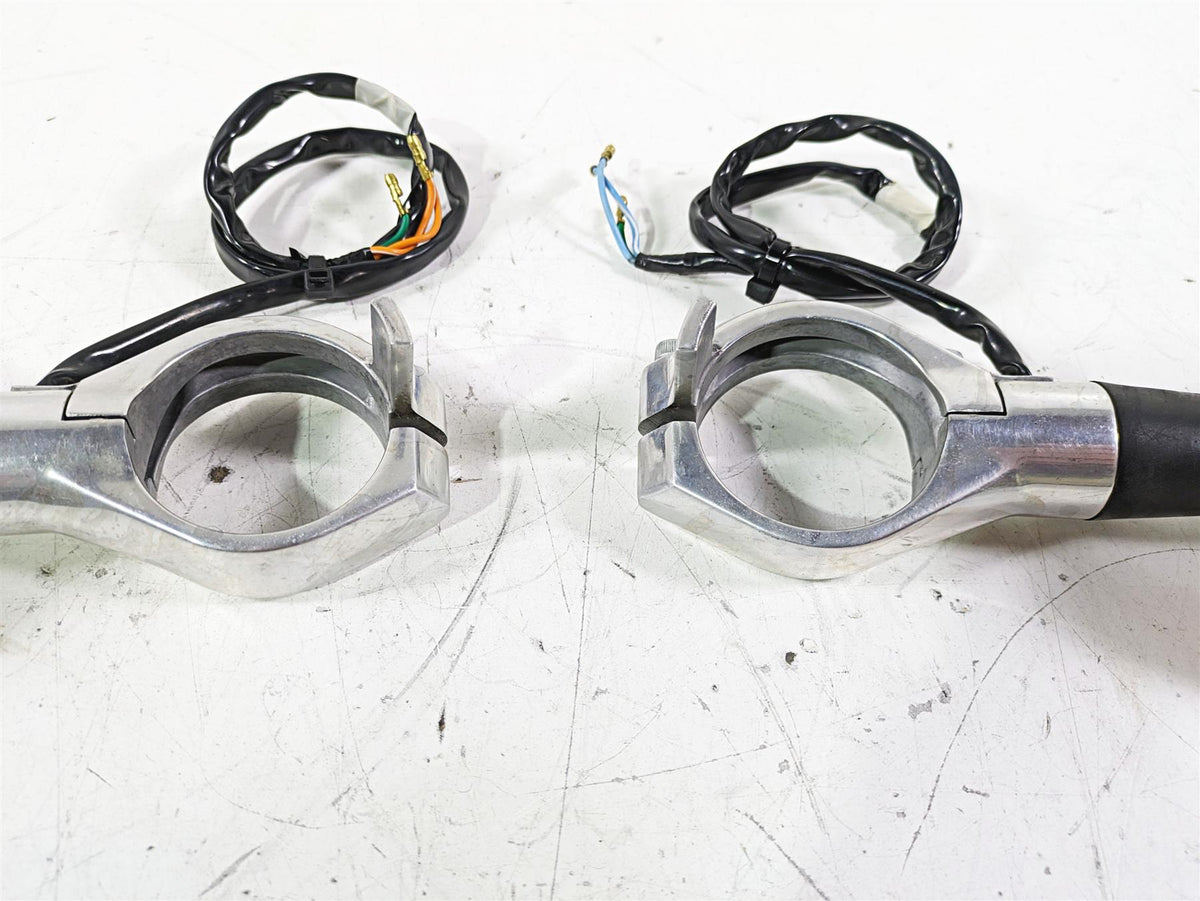 2002 Honda VTX1800 Retro Front Blinker & Clamp Set 33400-MBH-673 33450-MBH-673 {{ shop.shopifyCountryName }} - Mototech271