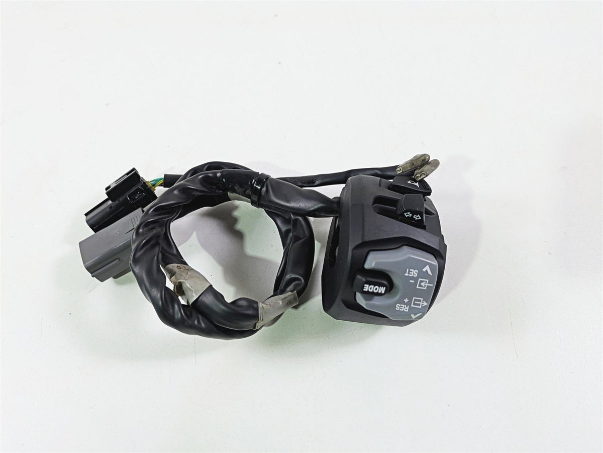 2023 Suzuki GSX1300 RR Hayabusa Left Blinker Control Switch - Read 37400-10L01 {{ shop.shopifyCountryName }} - Mototech271