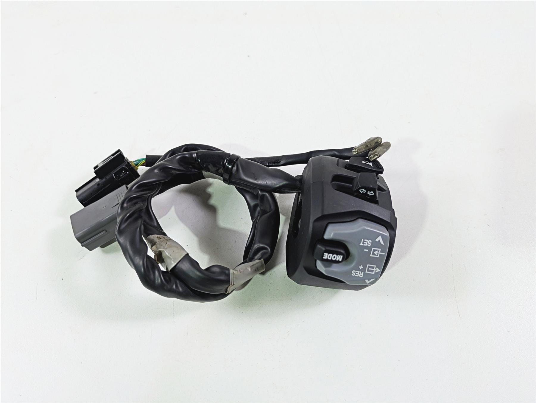 2023 Suzuki GSX1300 RR Hayabusa Left Blinker Control Switch - Read 37400-10L01 {{ shop.shopifyCountryName }} - Mototech271