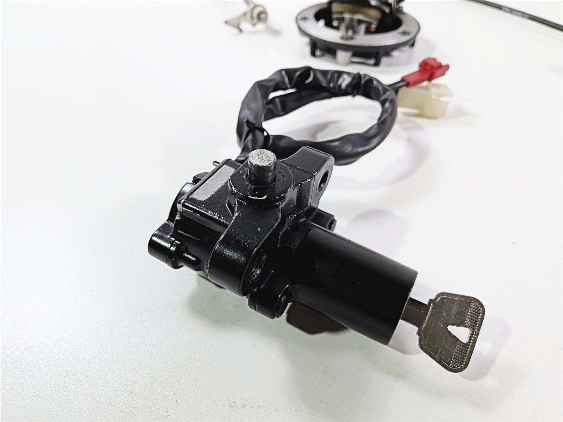 2008 Yamaha YZF R1 RN19 Ignition Switch Key Lock Gas Cap Seat Set 4C8-82501-10 {{ shop.shopifyCountryName }} - Mototech271