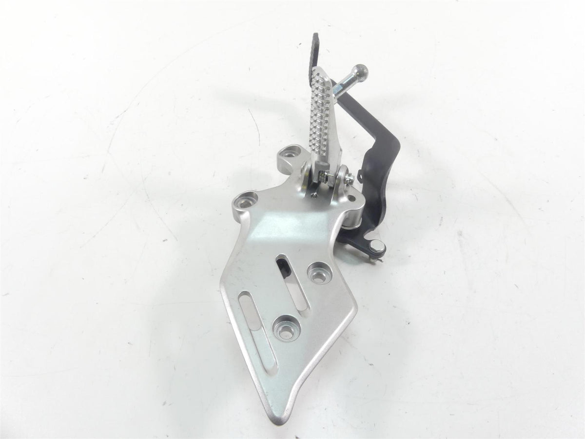 2022 Yamaha MT09 FZ09 Right Front Footpeg + Brake Pedal Set B7N-27443-00-00 {{ shop.shopifyCountryName }} - Mototech271