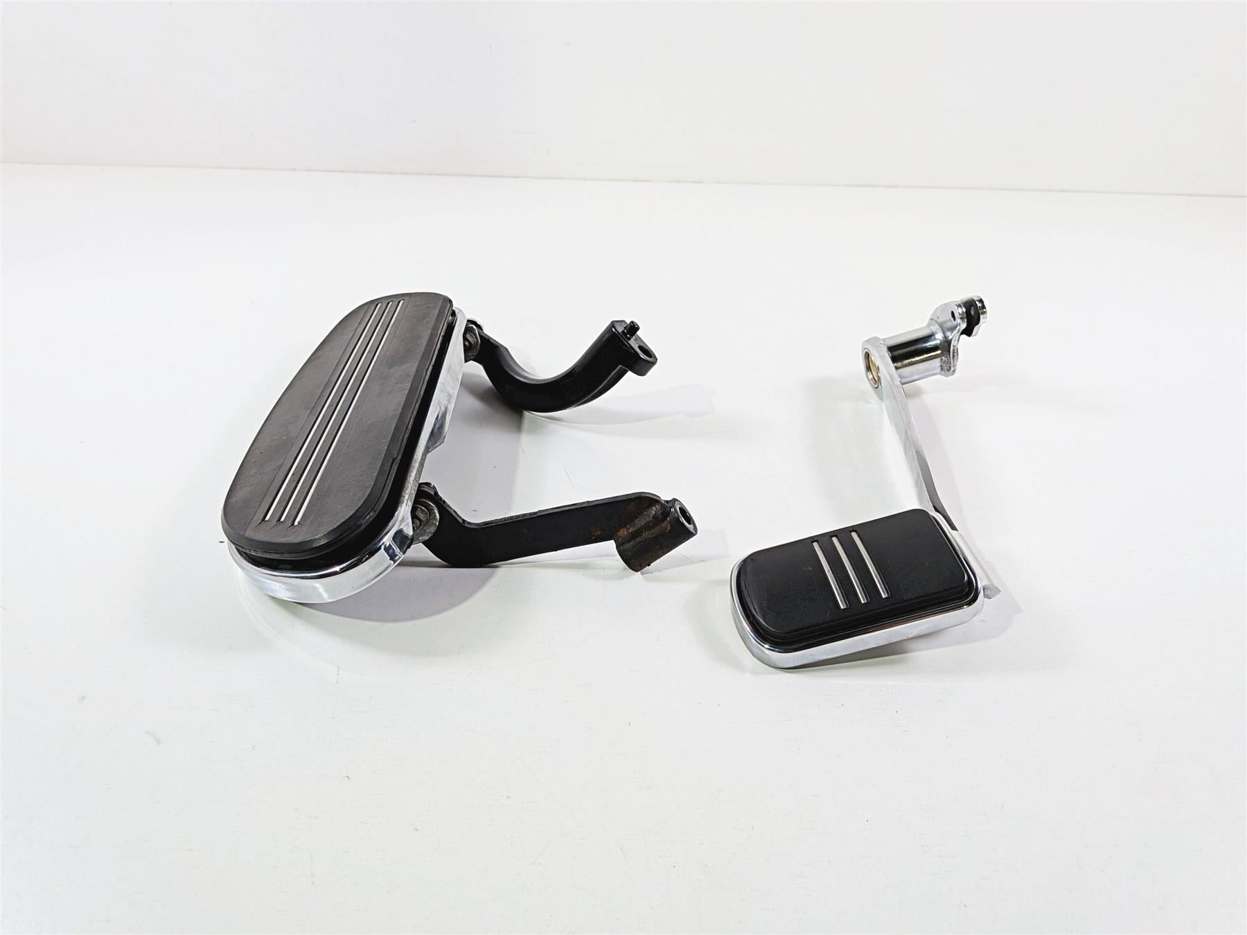 2016 Harley Touring FLHX Street Glide Right Floor Board & Brake Pedal 50674-05 {{ shop.shopifyCountryName }} - Mototech271