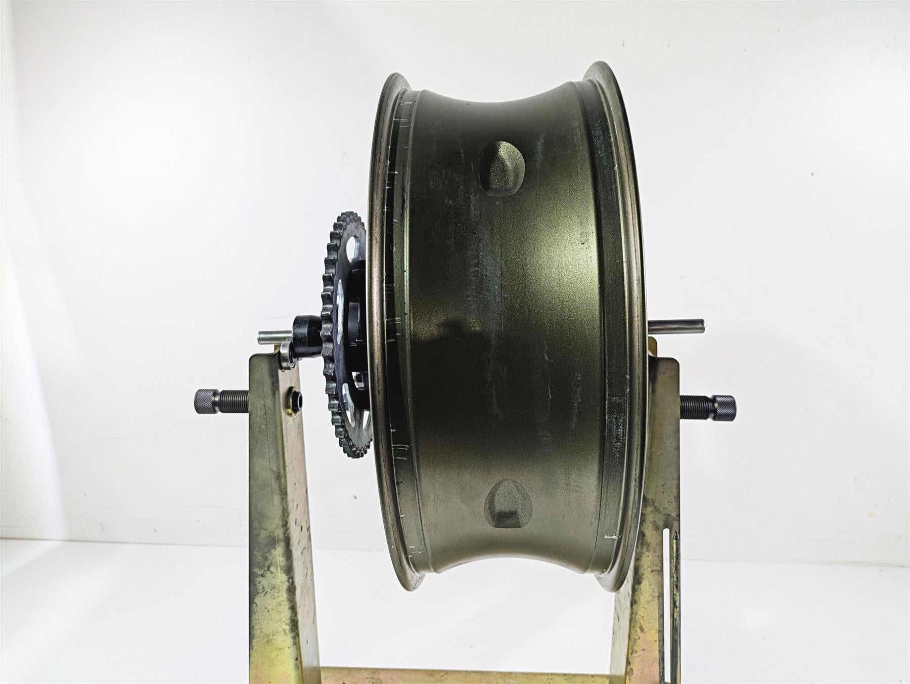 2009 Yamaha FZ1 FZS10 Fazer Straight 17x6 Rear Wheel Rim 5VY-25338-00-P2 {{ shop.shopifyCountryName }} - Mototech271