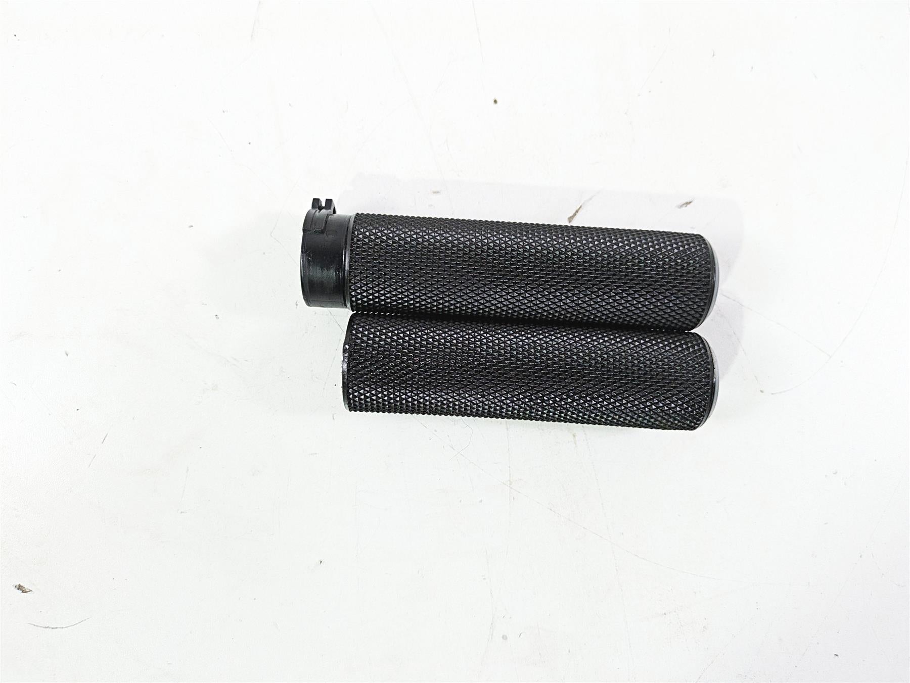 2010 Harley VRSCF Muscle Rod Arlen Ness Hand Grip Set {{ shop.shopifyCountryName }} - Mototech271