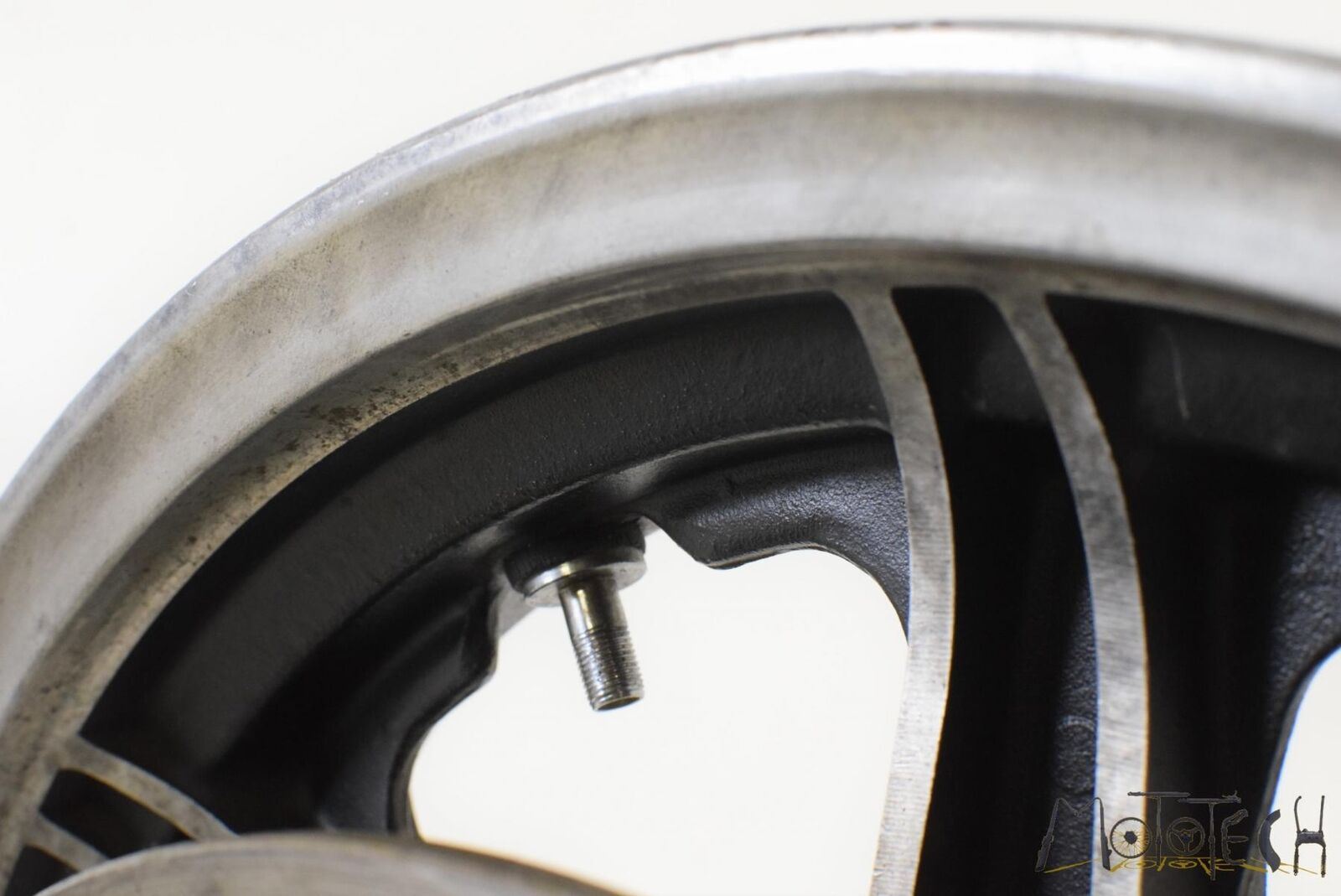 1980 Yamaha XS1100SG XS1100 SG Rear 16x3 Wheel Rim STRAIGHT 3H3-W2533-01-00 {{ shop.shopifyCountryName }} - Mototech271