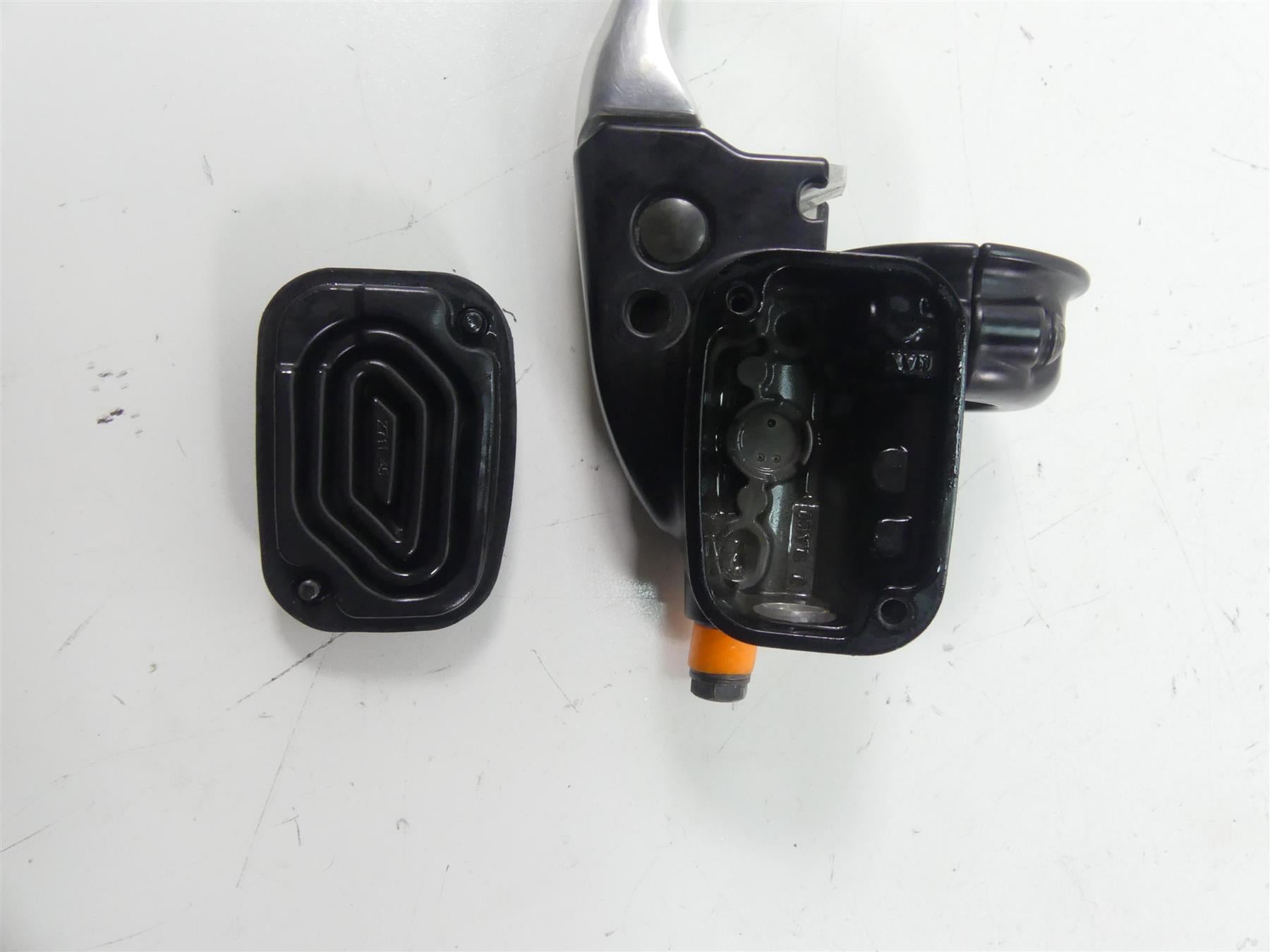 2012 Harley Touring FLHTK Electra Glide Front Brake Master Cylinder 44551-08F {{ shop.shopifyCountryName }} - Mototech271