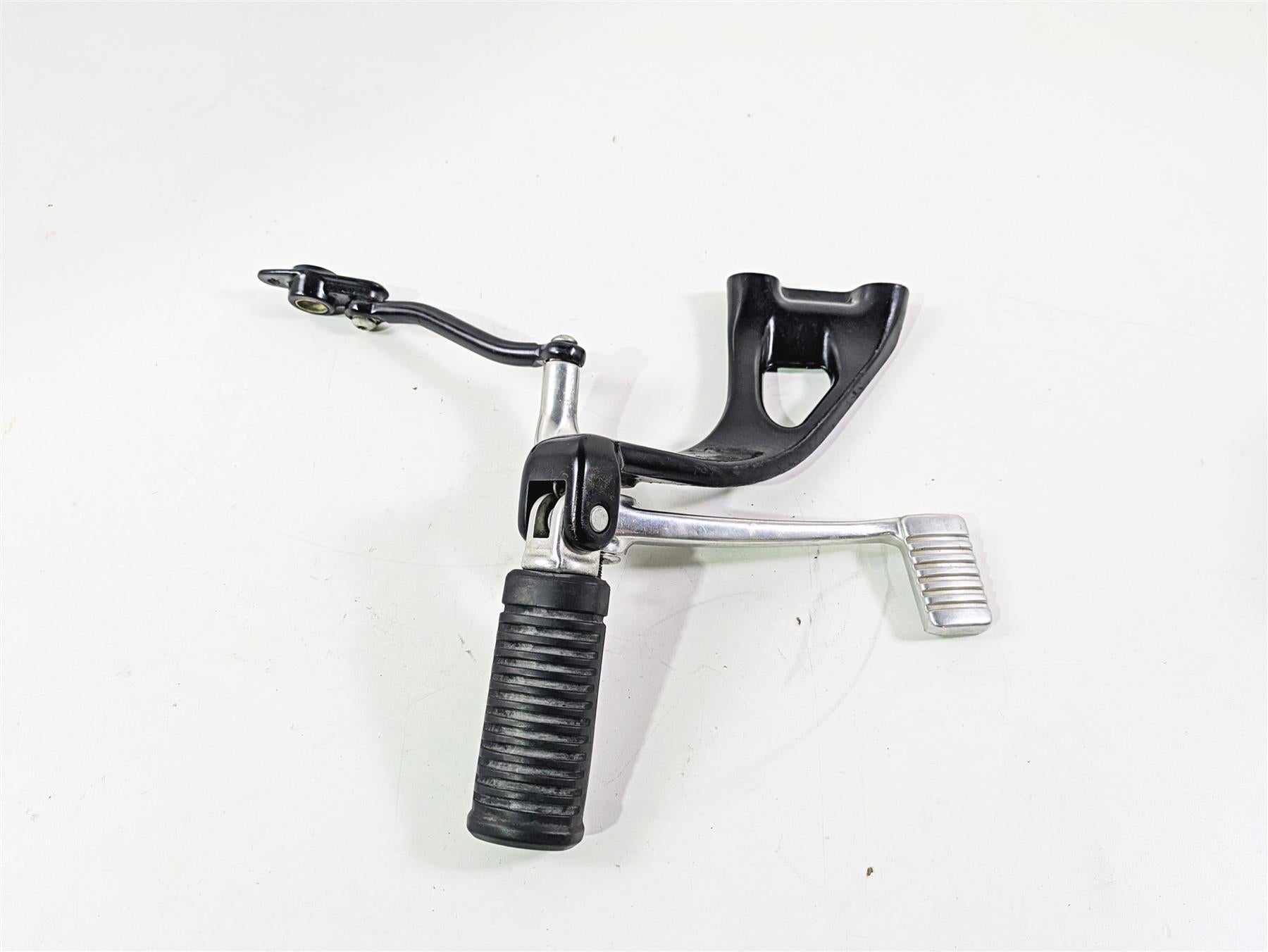 2020 Harley Softail FXST Standard Right Footpeg & Brake Pedal 50600288 50600310 {{ shop.shopifyCountryName }} - Mototech271