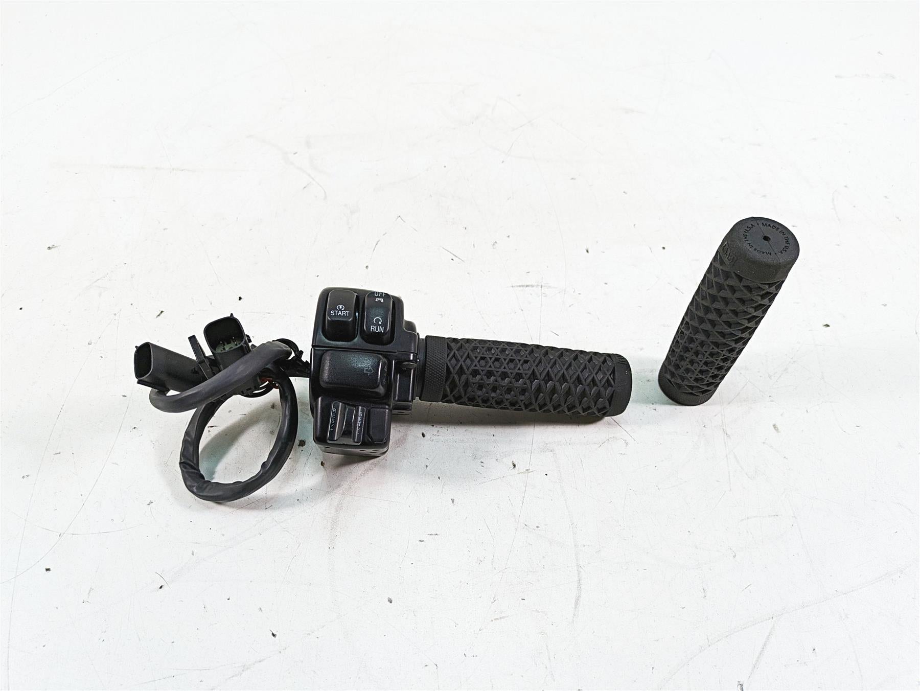 2011 Harley Touring FLHR Road King Right Hand Control Switch 71682-06A {{ shop.shopifyCountryName }} - Mototech271