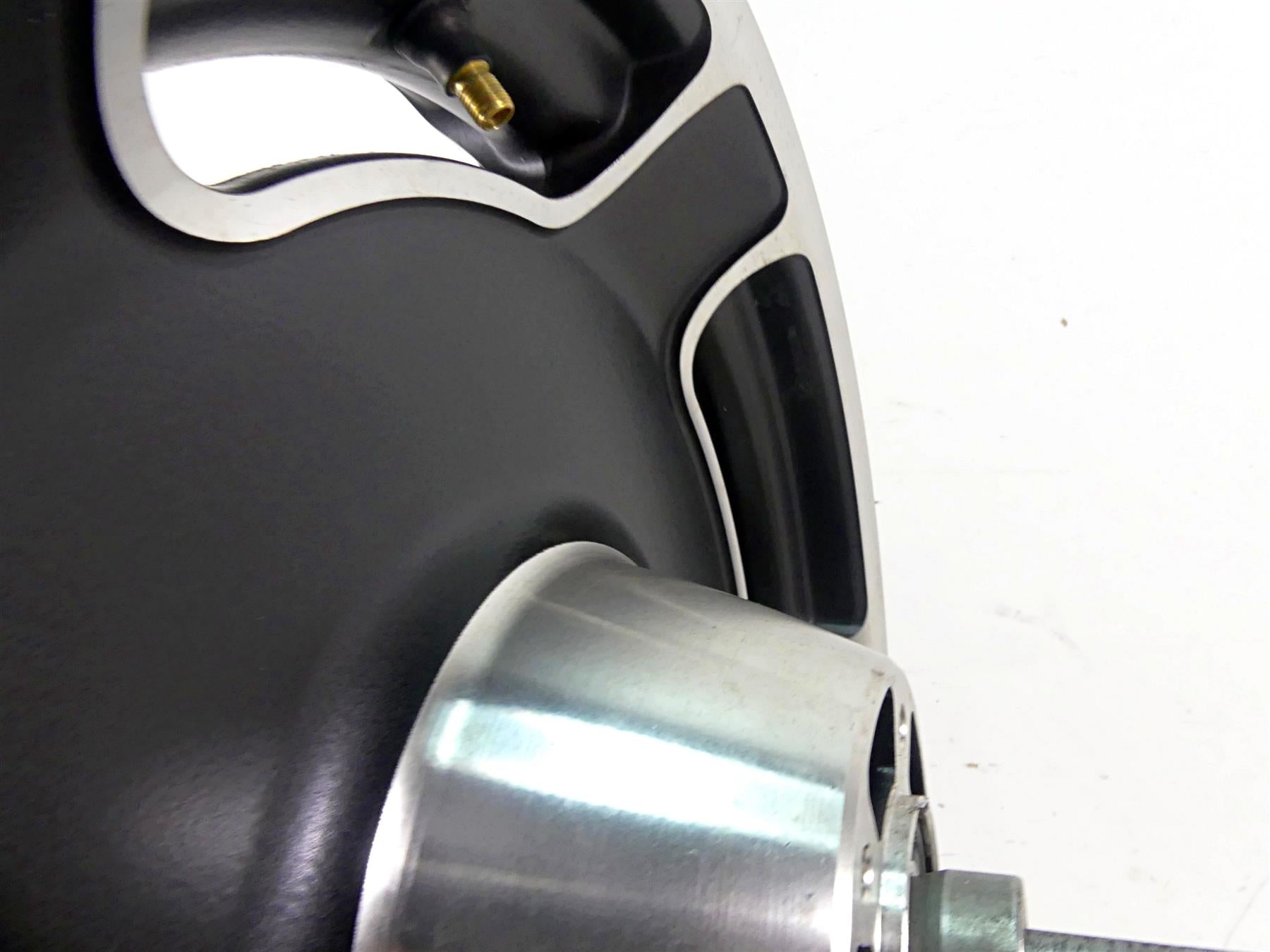 2008 Harley Touring FLHX Street Glide Straight 16x3 Front Wheel 41285-06 {{ shop.shopifyCountryName }} - Mototech271