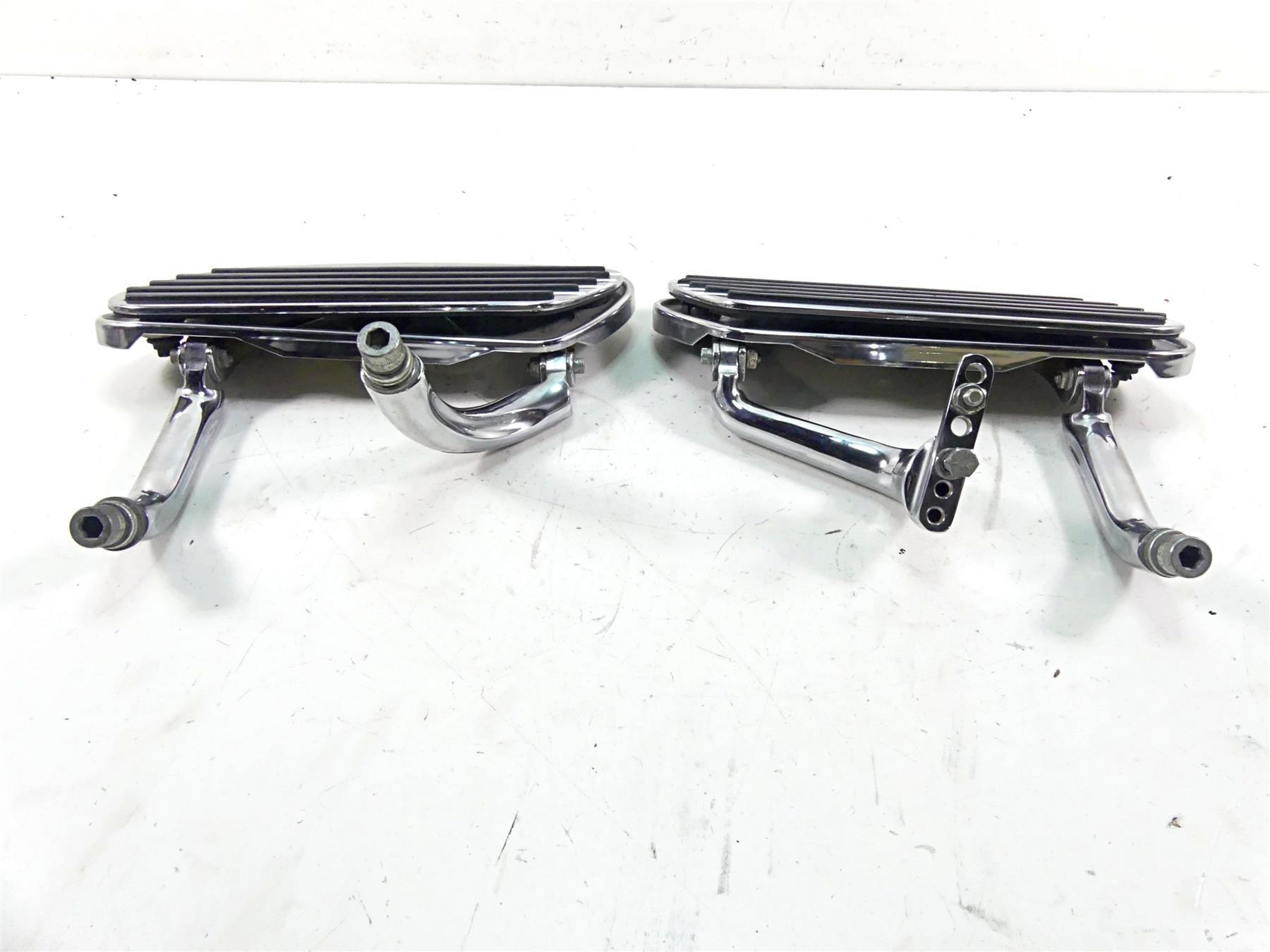 2006 Harley Touring FLHTCU SE E-Glide Front Floorboard Set -Read 47370-04 {{ shop.shopifyCountryName }} - Mototech271