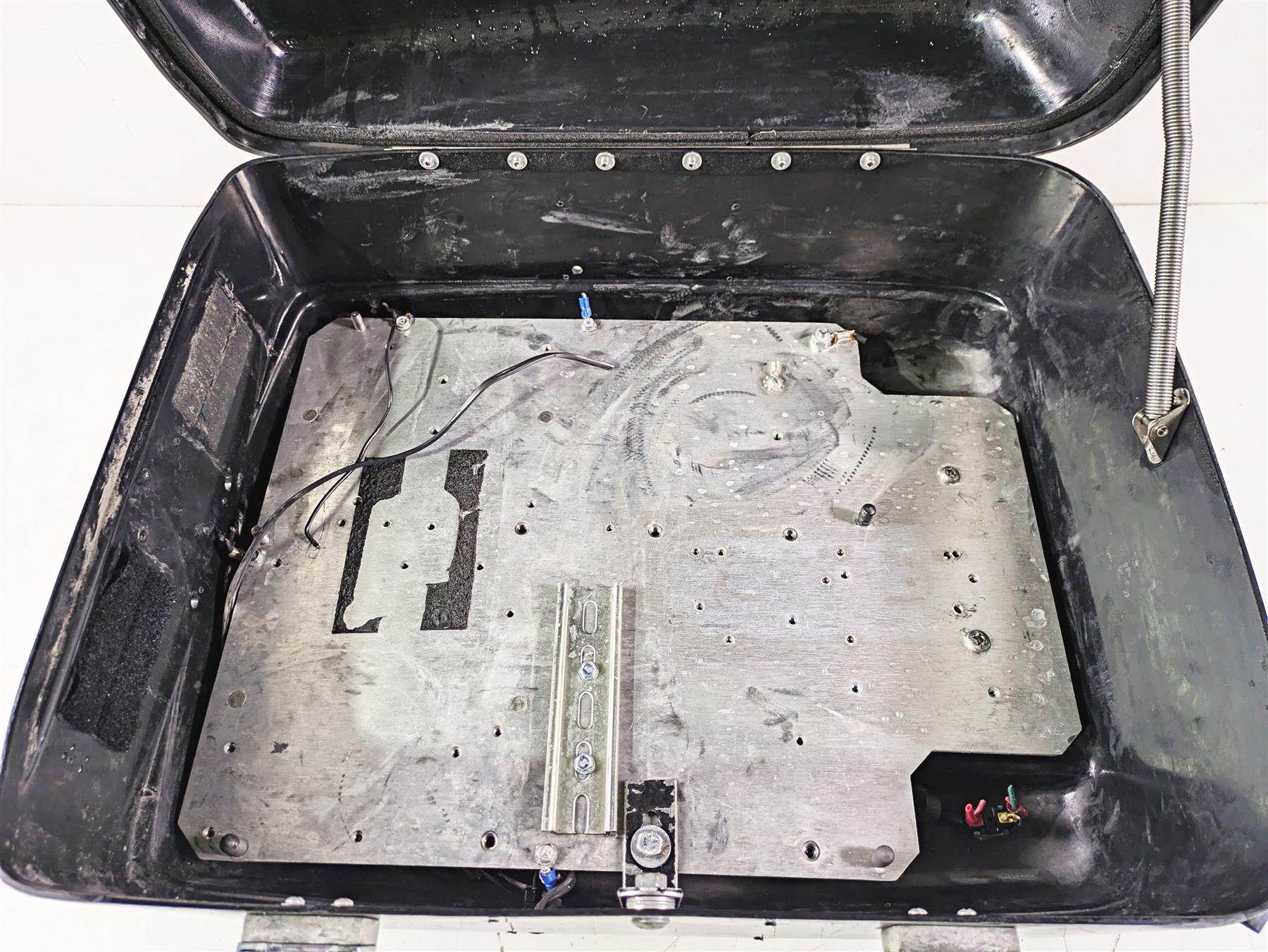 2008 Harley Touring FLHTP Electra Glide Trunk + Air Pump & Mounts Set 53801-98 {{ shop.shopifyCountryName }} - Mototech271
